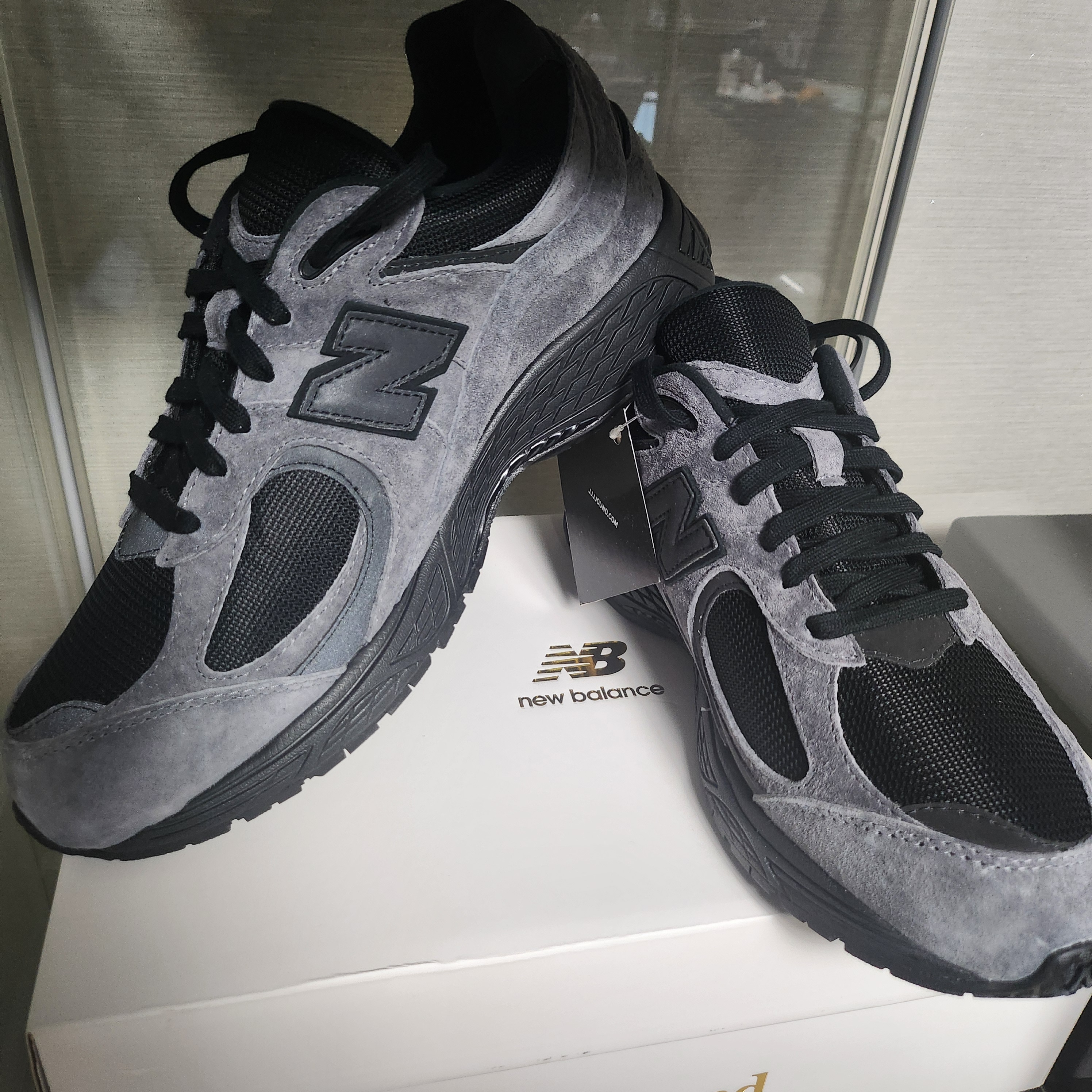 New Balance x JJJJound 2002R Gore-Tex Charcoal 착용 스타일 - 1