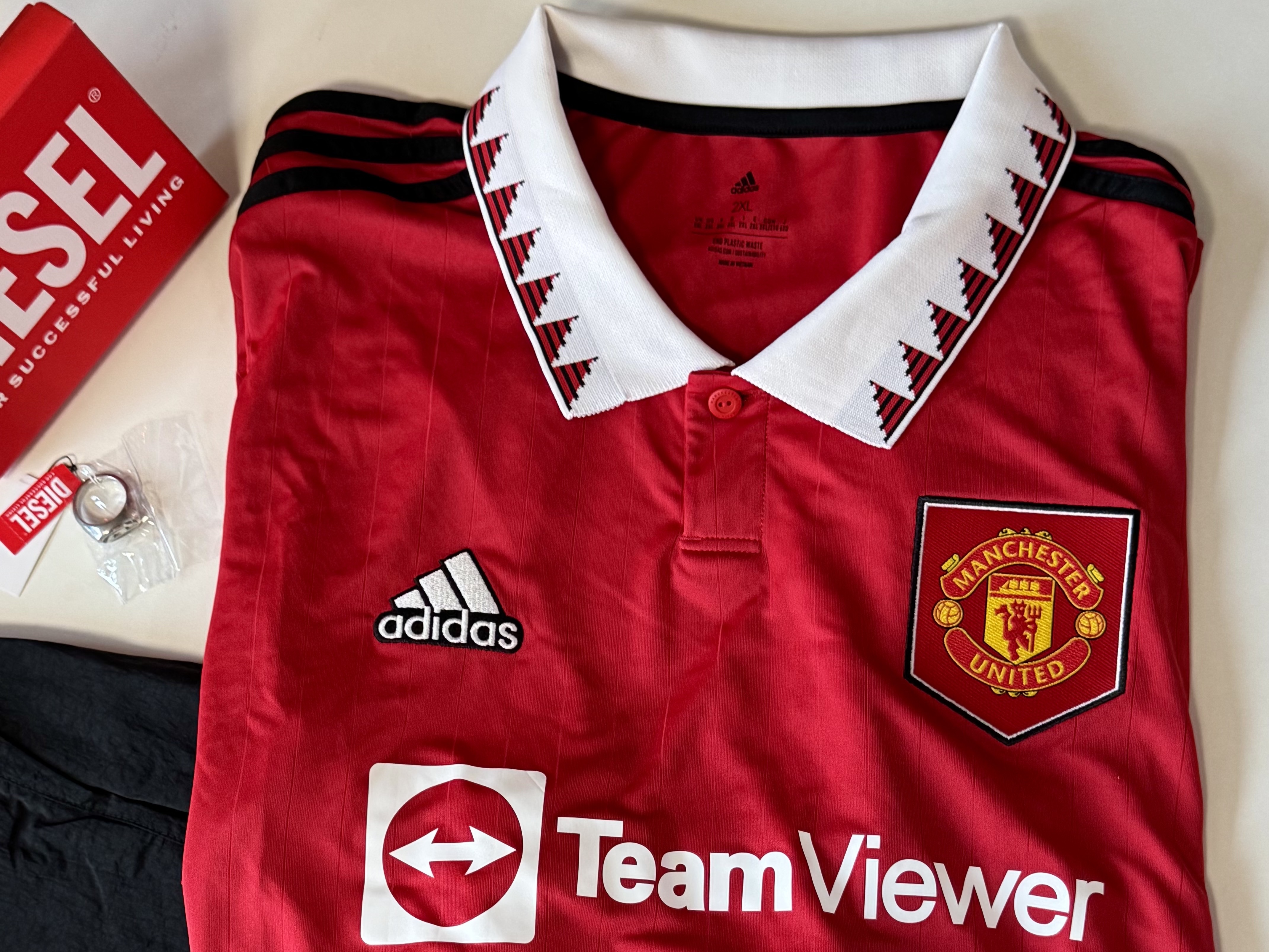 Adidas Manchester United Originals Track Pants Black - KR Sizing, Adidas Manchester United 2022/23 Home Jersey Real Red - US Sizing (Non Marking Ver.) 착용 스타일 - 2
