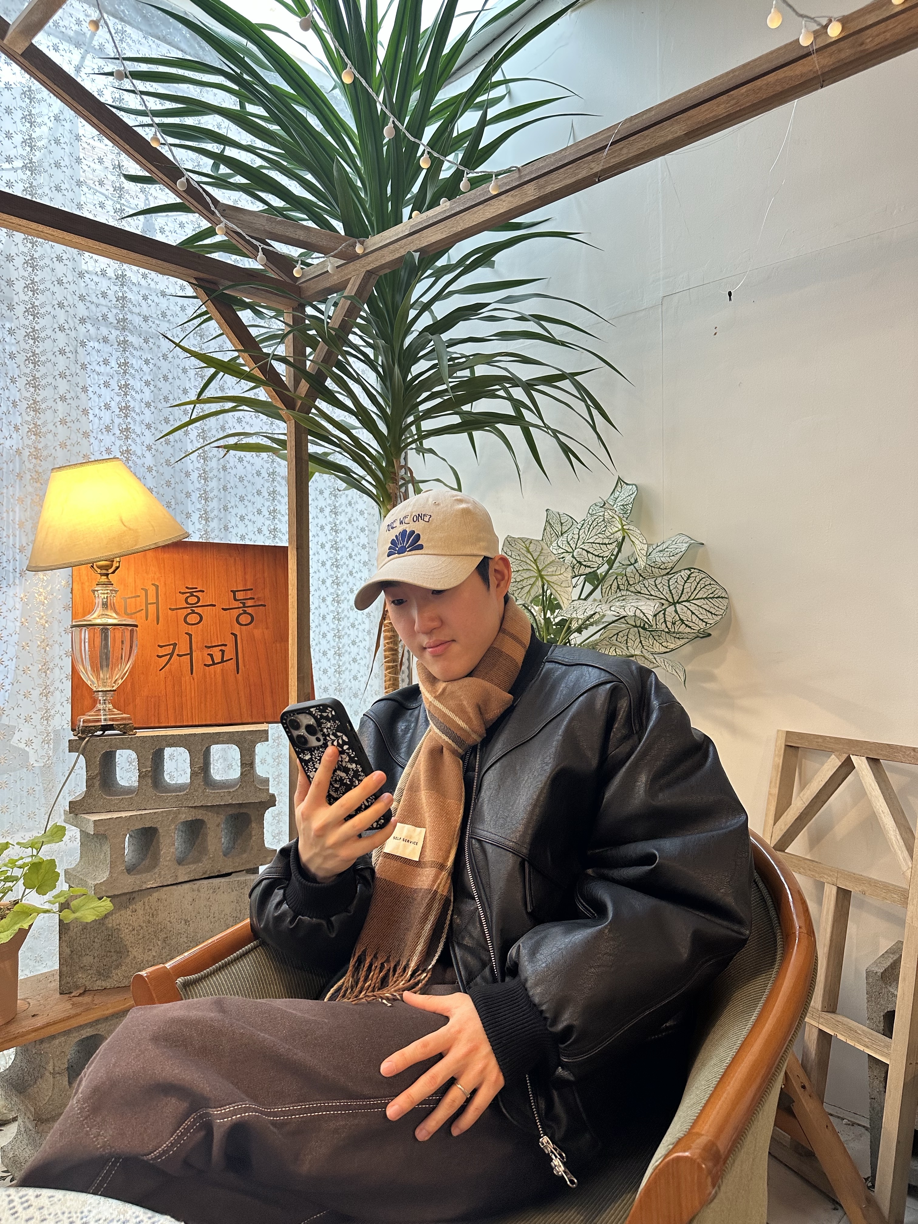 DVAN Daisy Rise Emb Ball Cap Beige 착용 스타일