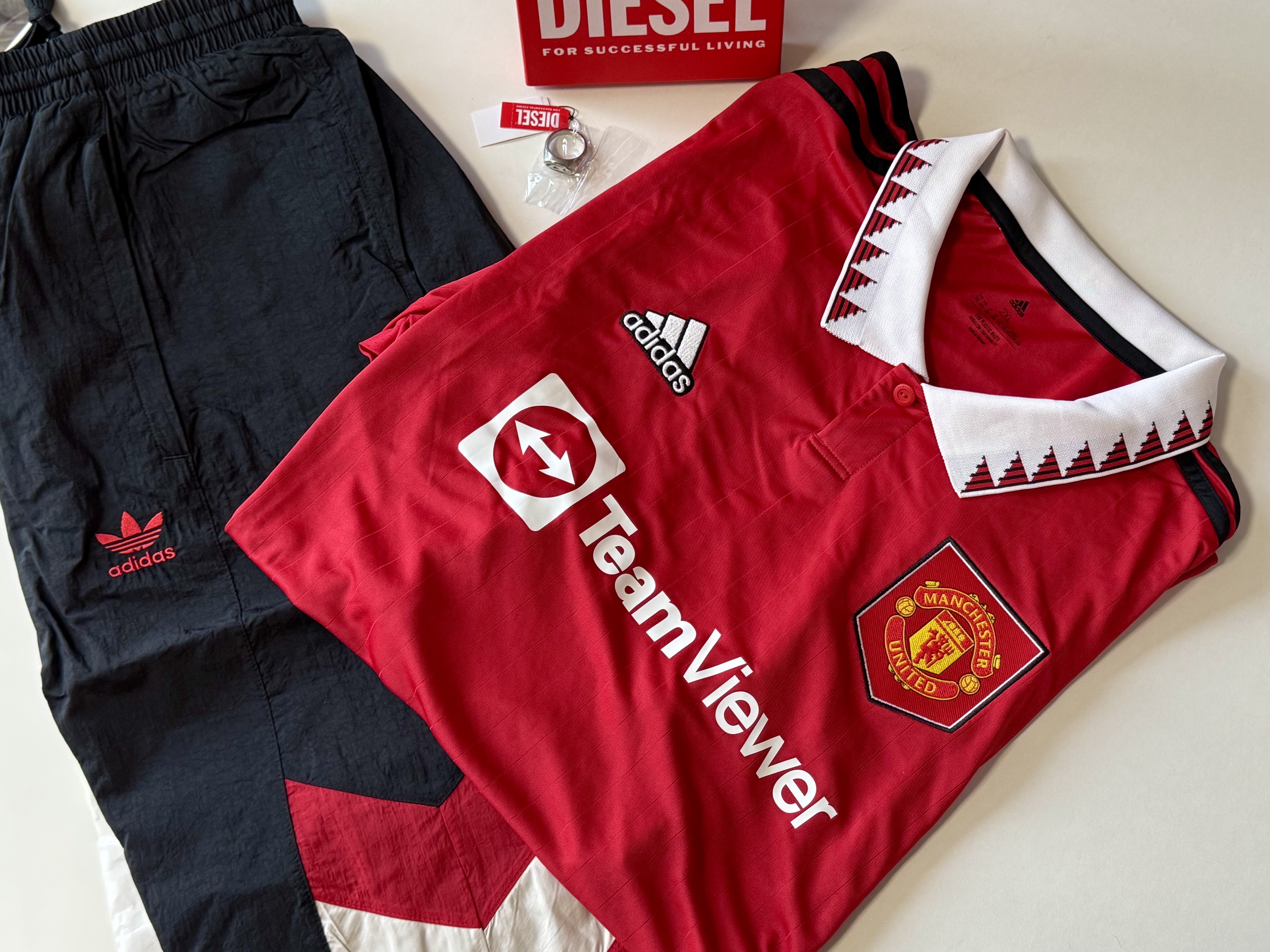 Adidas Manchester United Originals Track Pants Black - KR Sizing, Adidas Manchester United 2022/23 Home Jersey Real Red - US Sizing (Non Marking Ver.) 착용 스타일 - 1