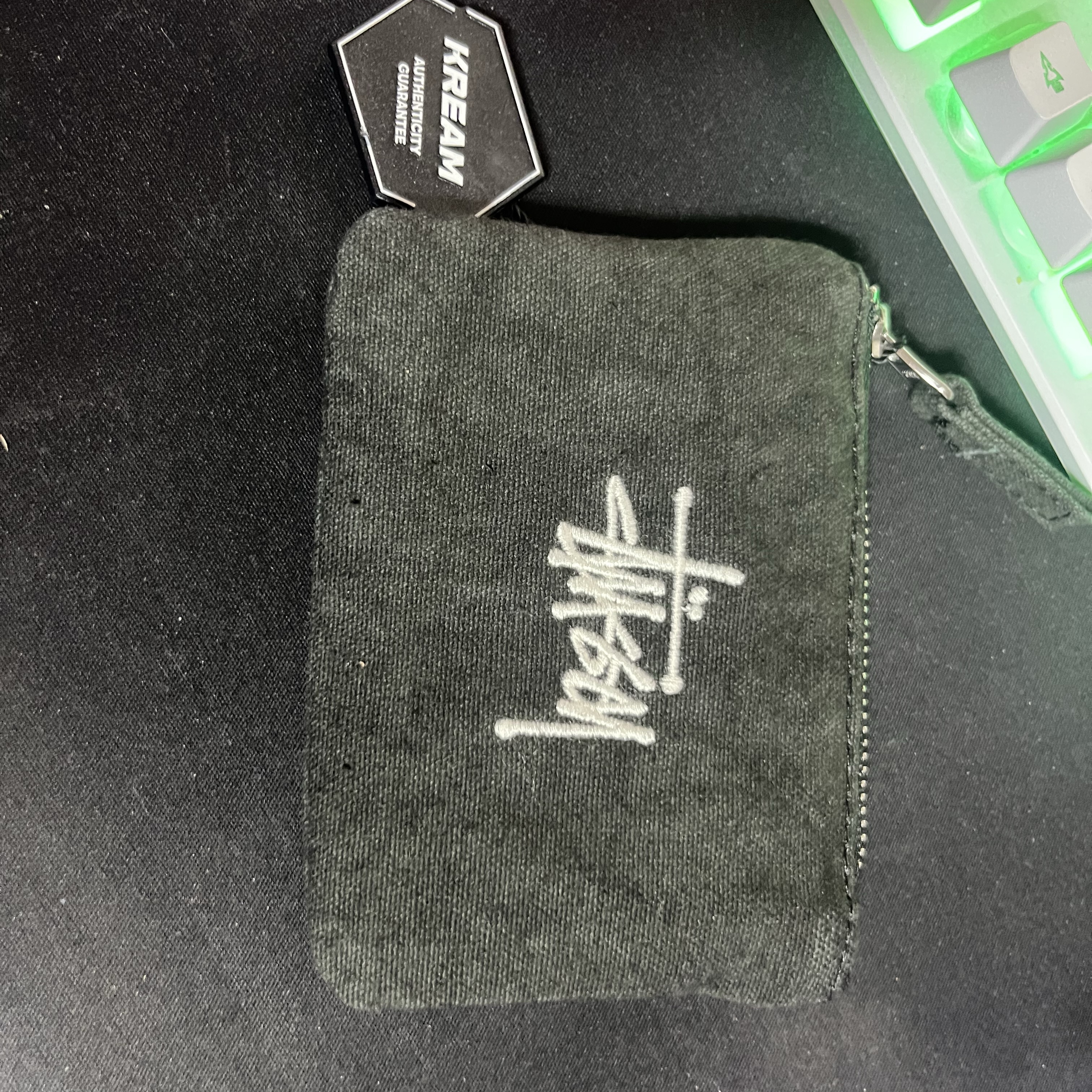 Stussy Canvas Coin Pouch Washed Black 착용 스타일