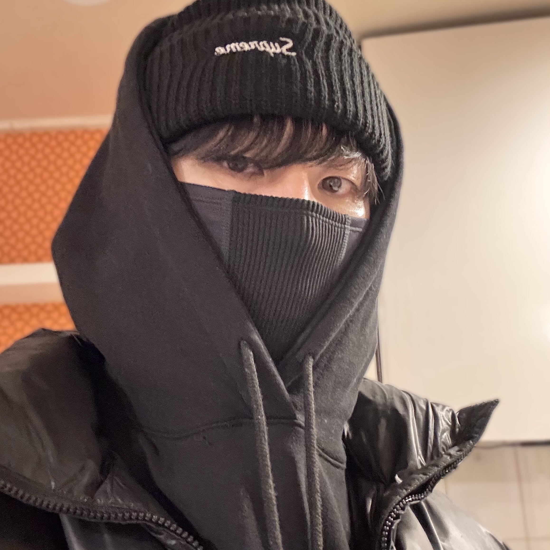 Supreme Loose Gauge Beanie Black, Yeezy Gap Engineered By Balenciaga Mock Neck Pullover Puffer Black 착용 스타일 - 3