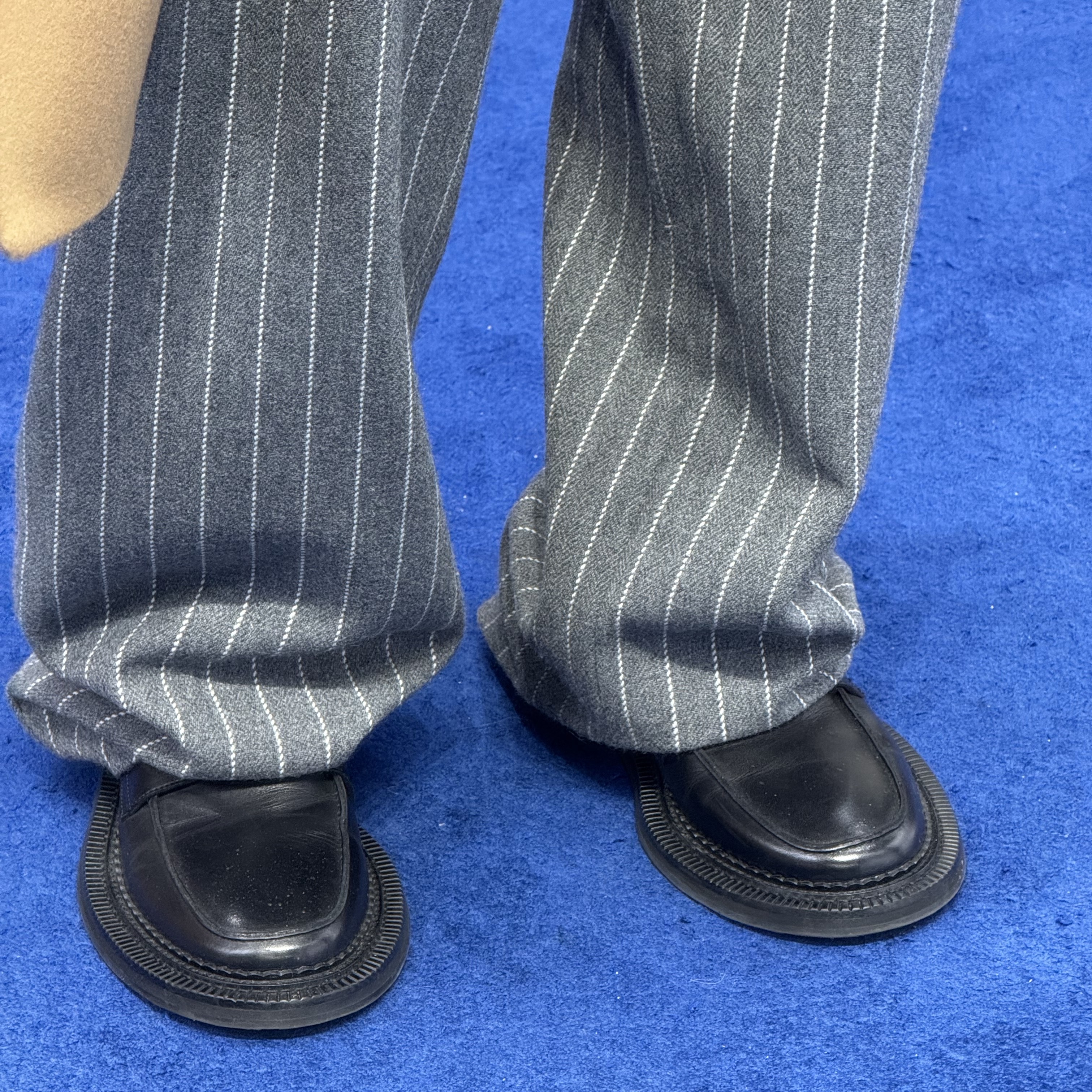 STU Oversole Leather Loafer Black, STU Stripe Straight Wool Slacks Grey 착용 스타일