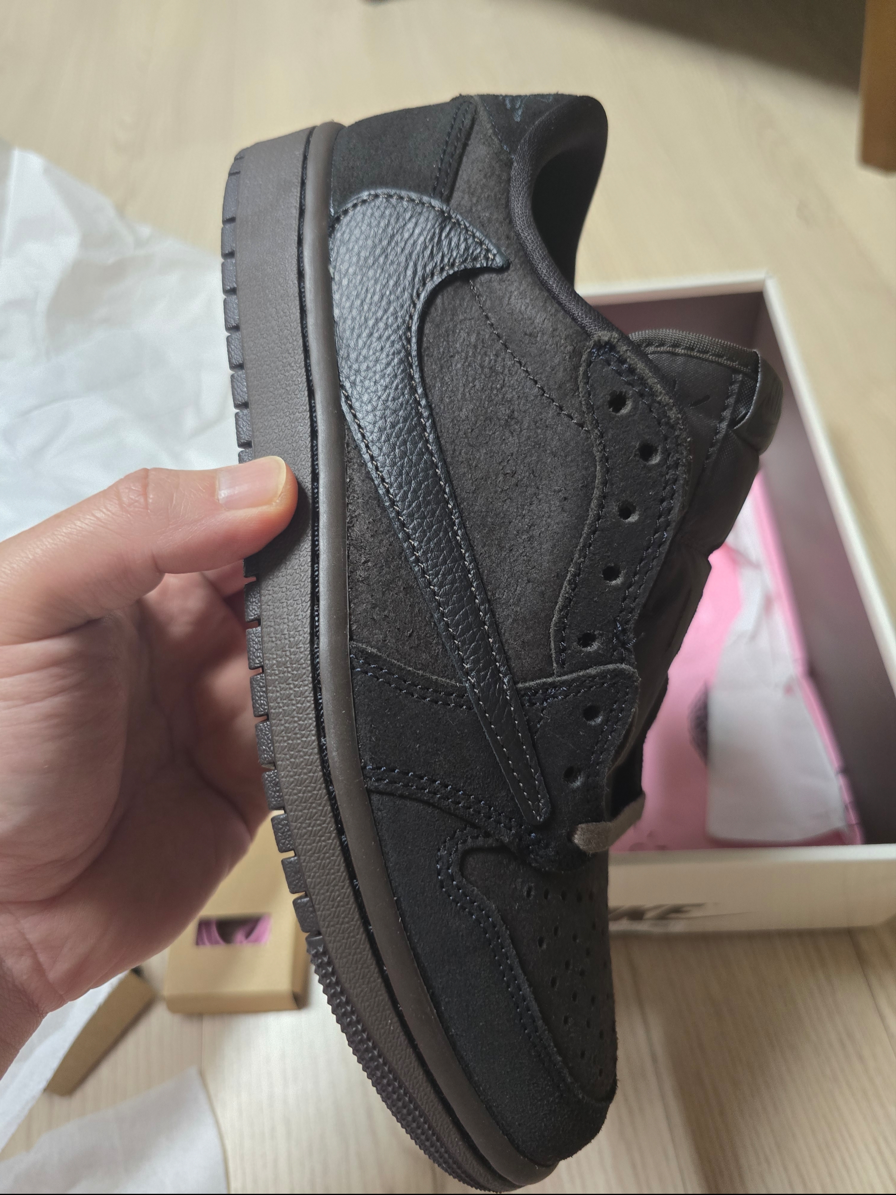 Jordan 1 x Travis Scott Retro Low OG SP Velvet Brown and Dark Mocha 착용 스타일 - 1