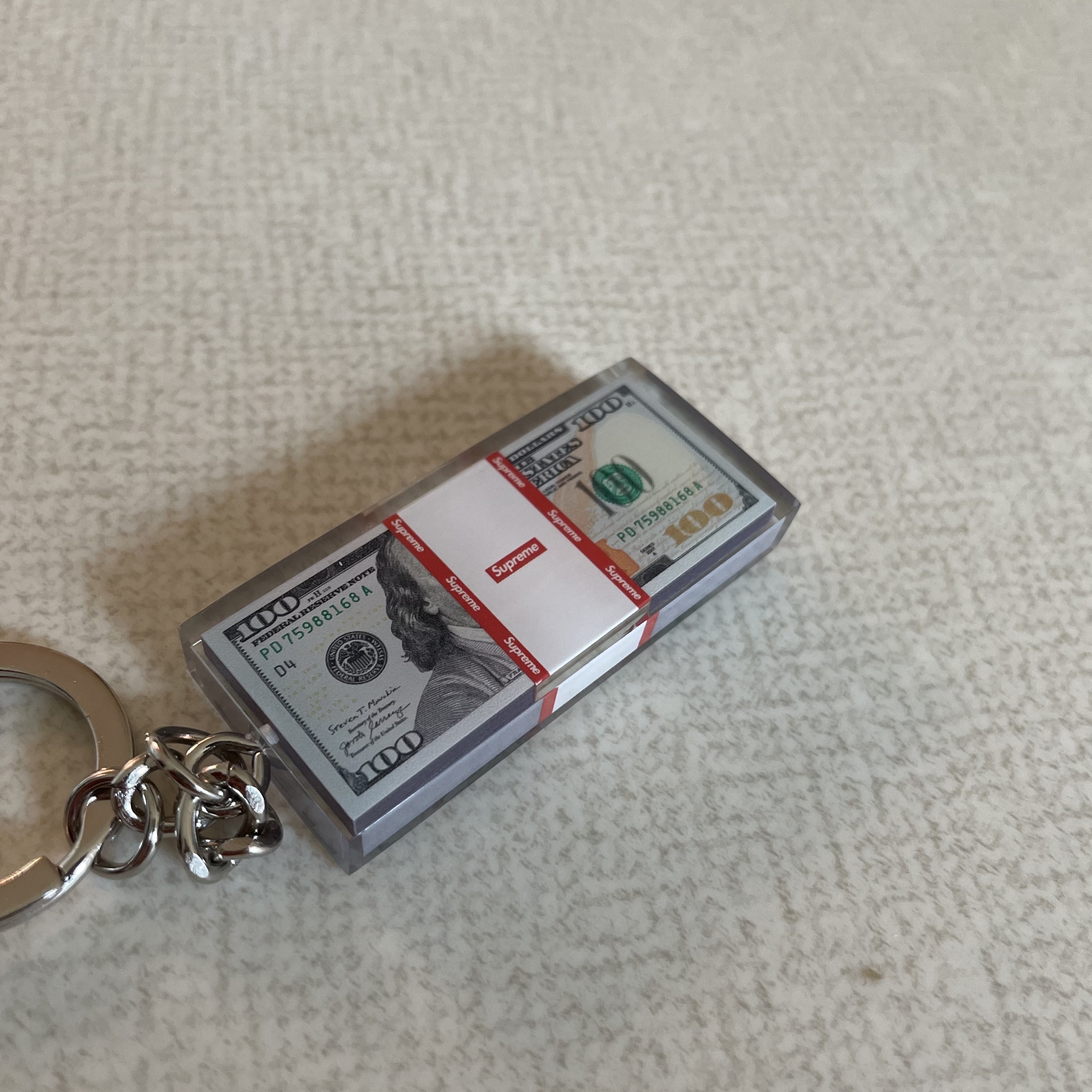 Supreme Cash Paperweight Keychain Multicolor - 24FW 착용 스타일 - 6
