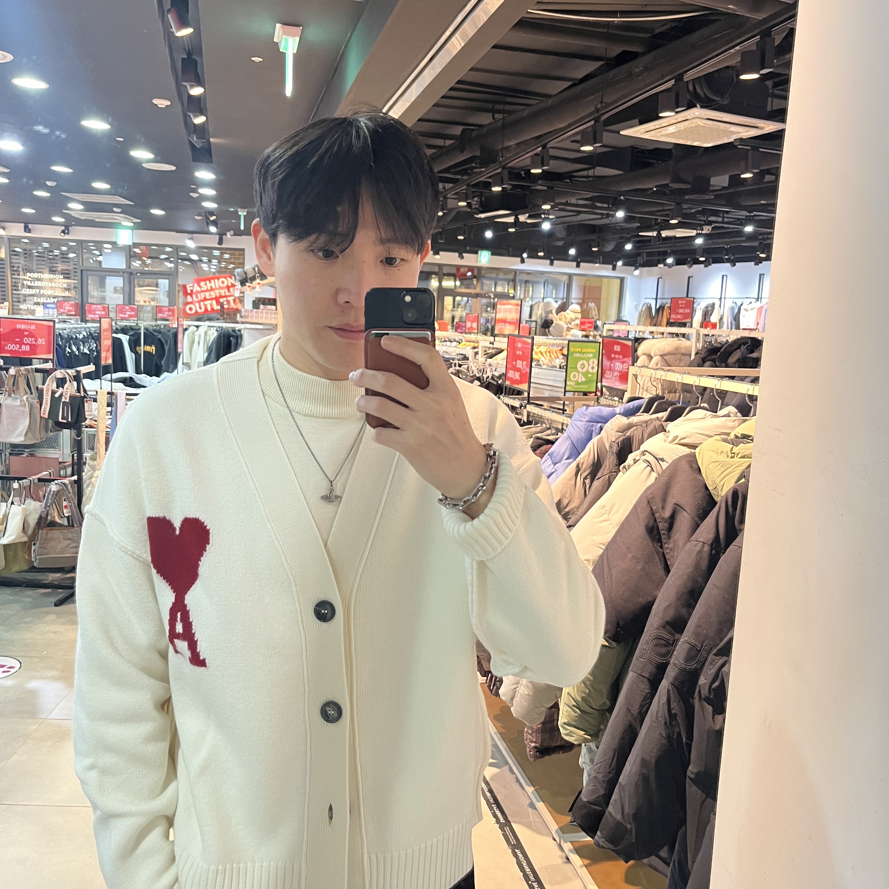 AMI de Coeur Oversize Intarsia Cardigan Off White Red, Louis Vuitton Monogram Chain Bracelet Silver 착용 스타일