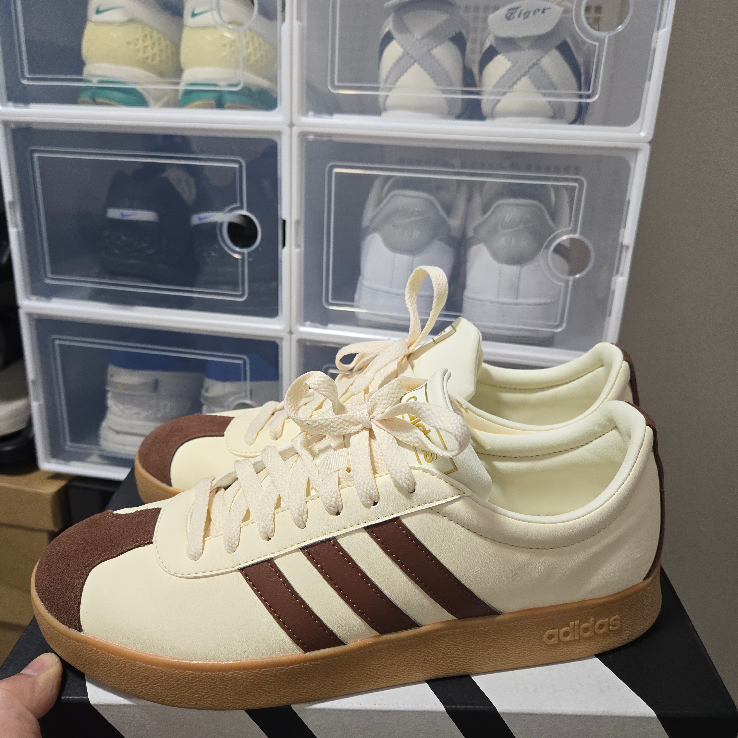 Adidas VL Court 2.0 Cream Brown 착용 스타일