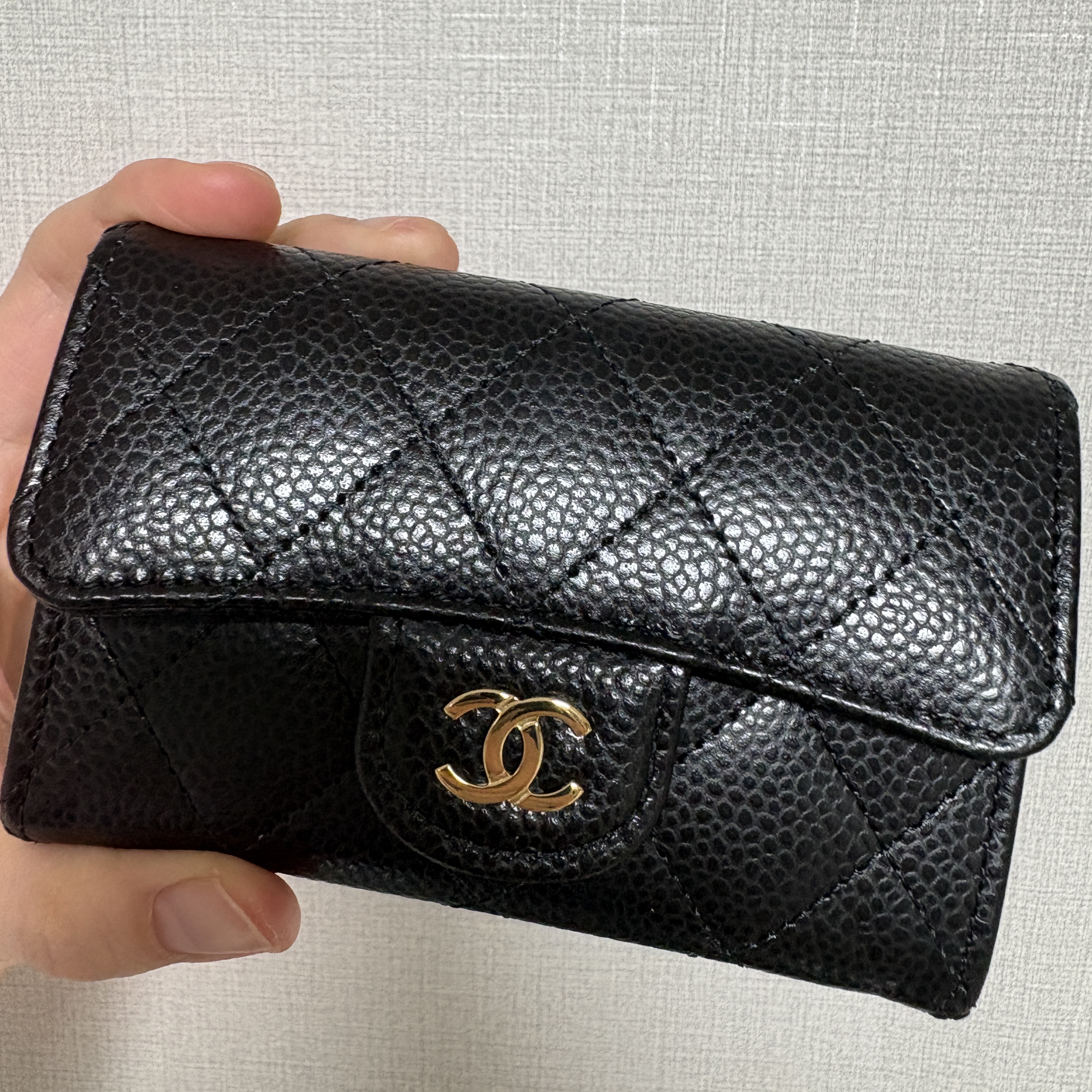Chanel Classic Card Holder Grained Calfskin & Gold Black 착용 스타일 - 3