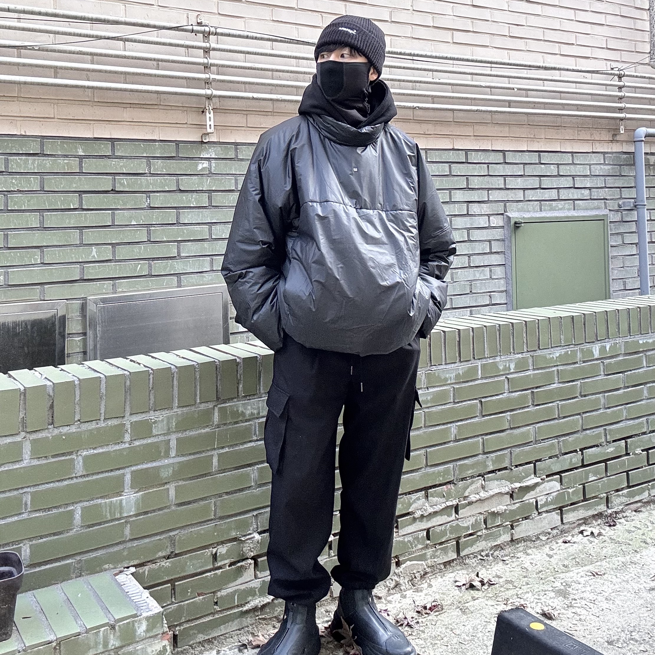 Supreme Loose Gauge Beanie Black, Yeezy Gap Engineered By Balenciaga Mock Neck Pullover Puffer Black 착용 스타일 - 1