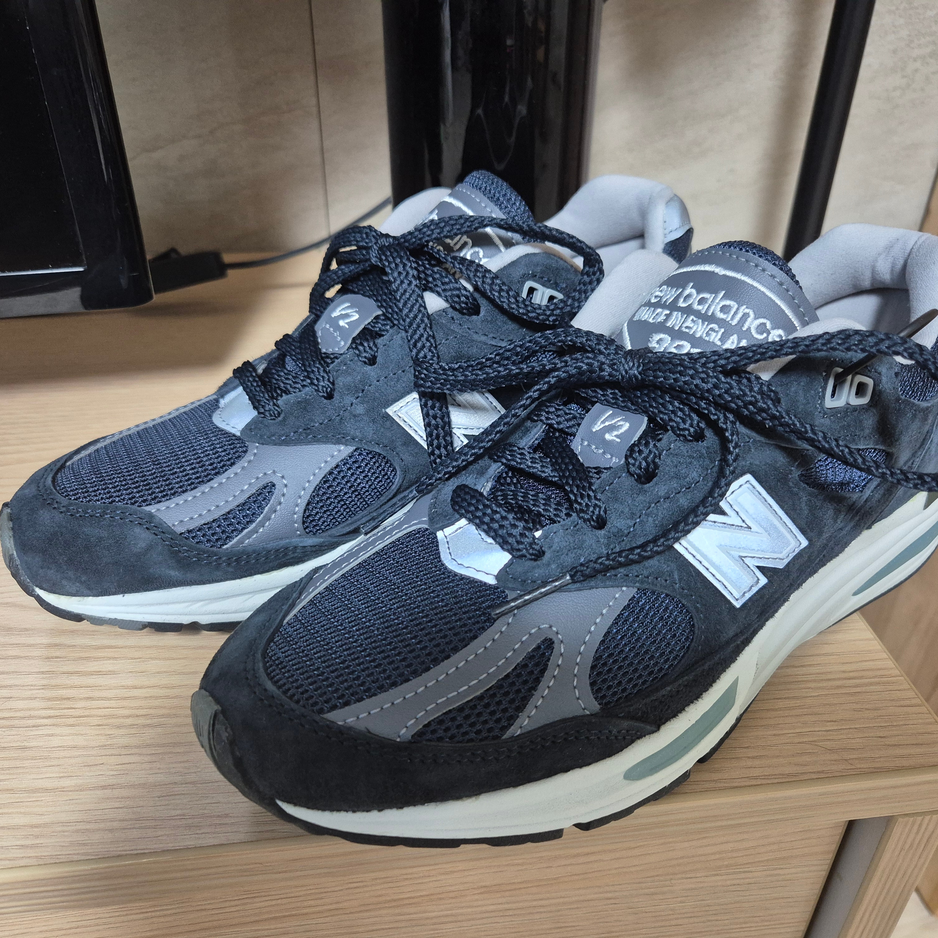 New Balance 991v2 Made in UK Dark Navy Smoked Pearl 착용 스타일 - 2