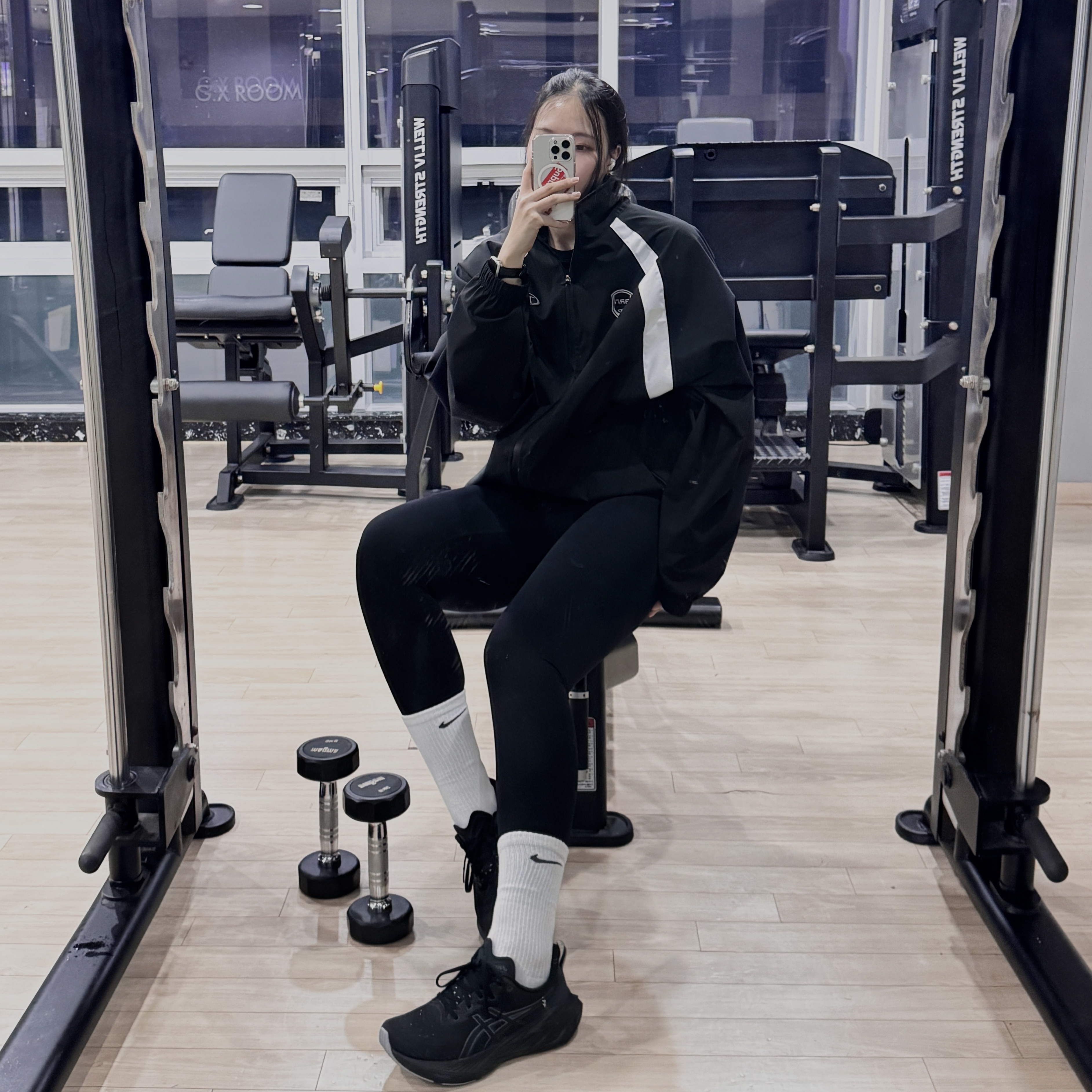 Asics Novablast 4 Black Graphite Grey - 2E Wide, Asics Novablast 4 Black Graphite Grey 착용 스타일
