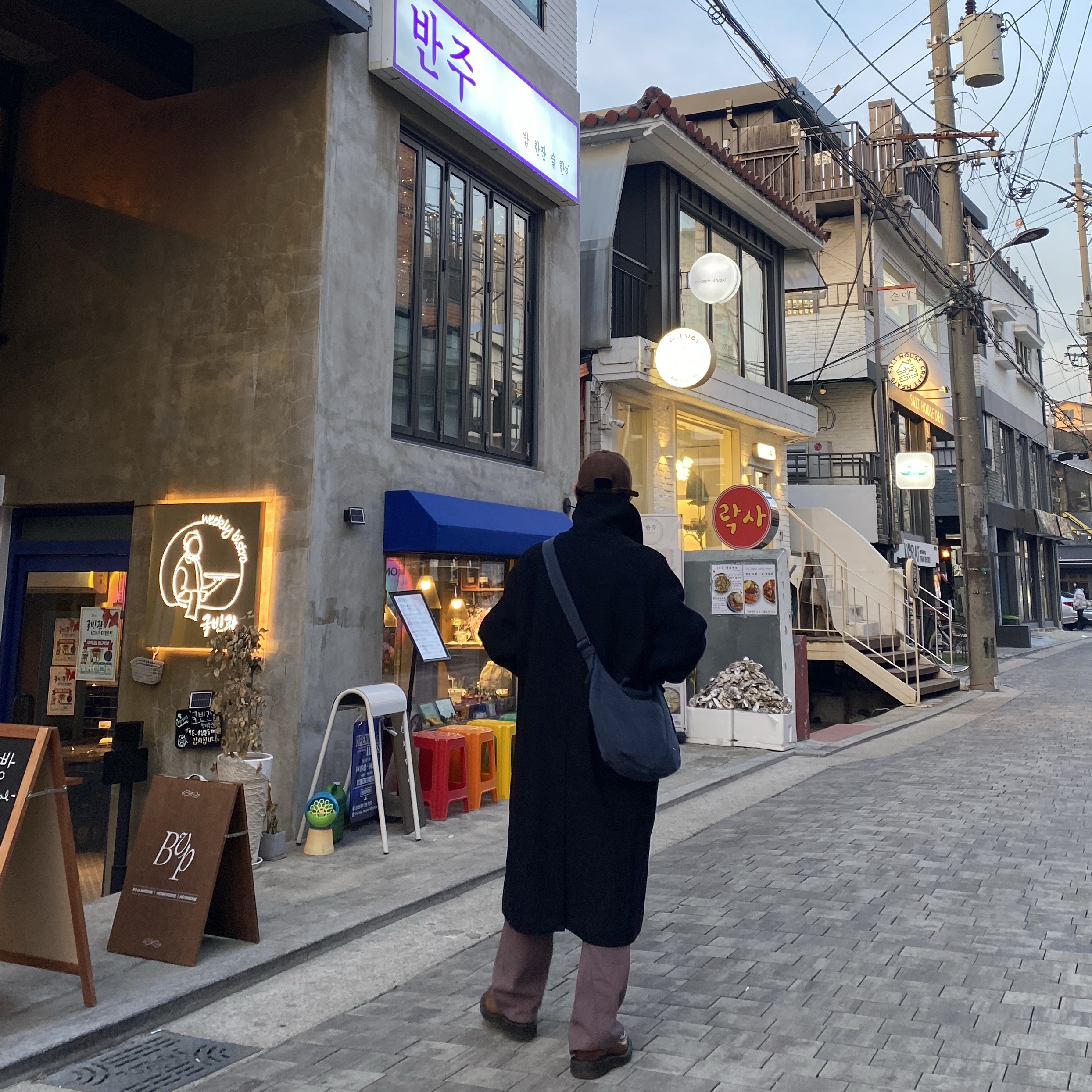 The Museum Visitor Corduroy Ball Cap Brown, Undermycar Legion.02 Balmacaan Oversized Wool Coat Black 착용 스타일 - 3