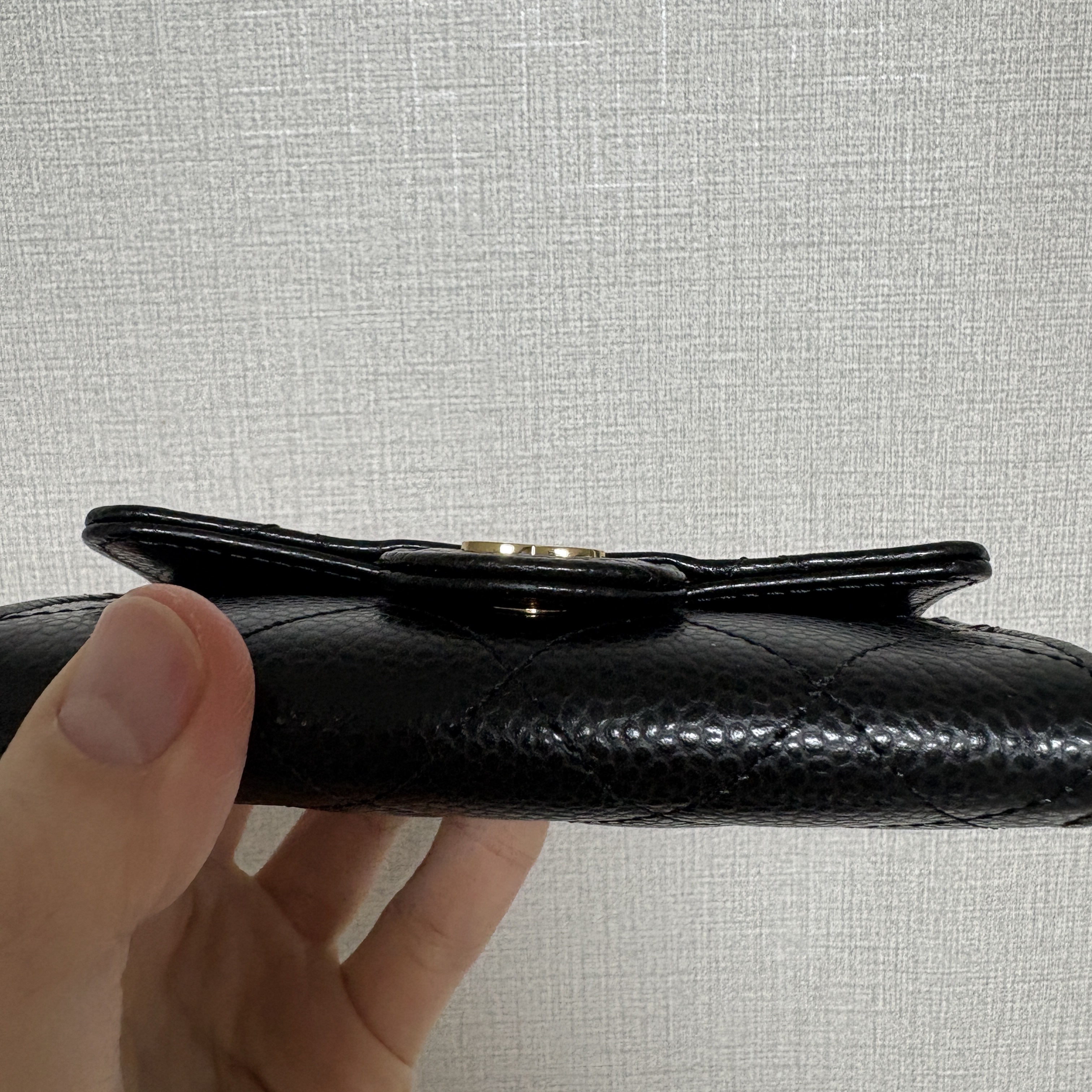Chanel Classic Card Holder Grained Calfskin & Gold Black 착용 스타일 - 2
