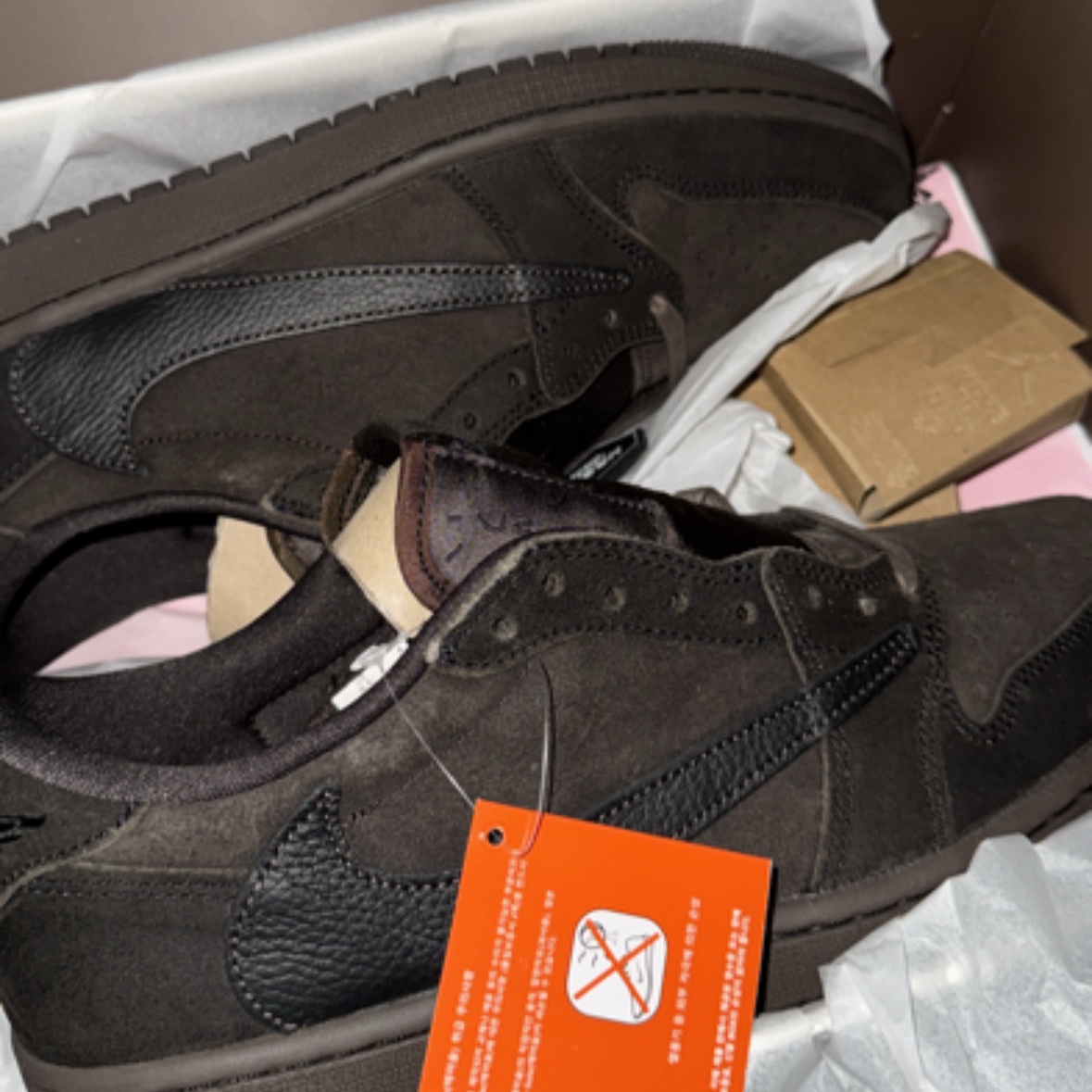Jordan 1 x Travis Scott Retro Low OG SP Velvet Brown and Dark Mocha 착용 스타일