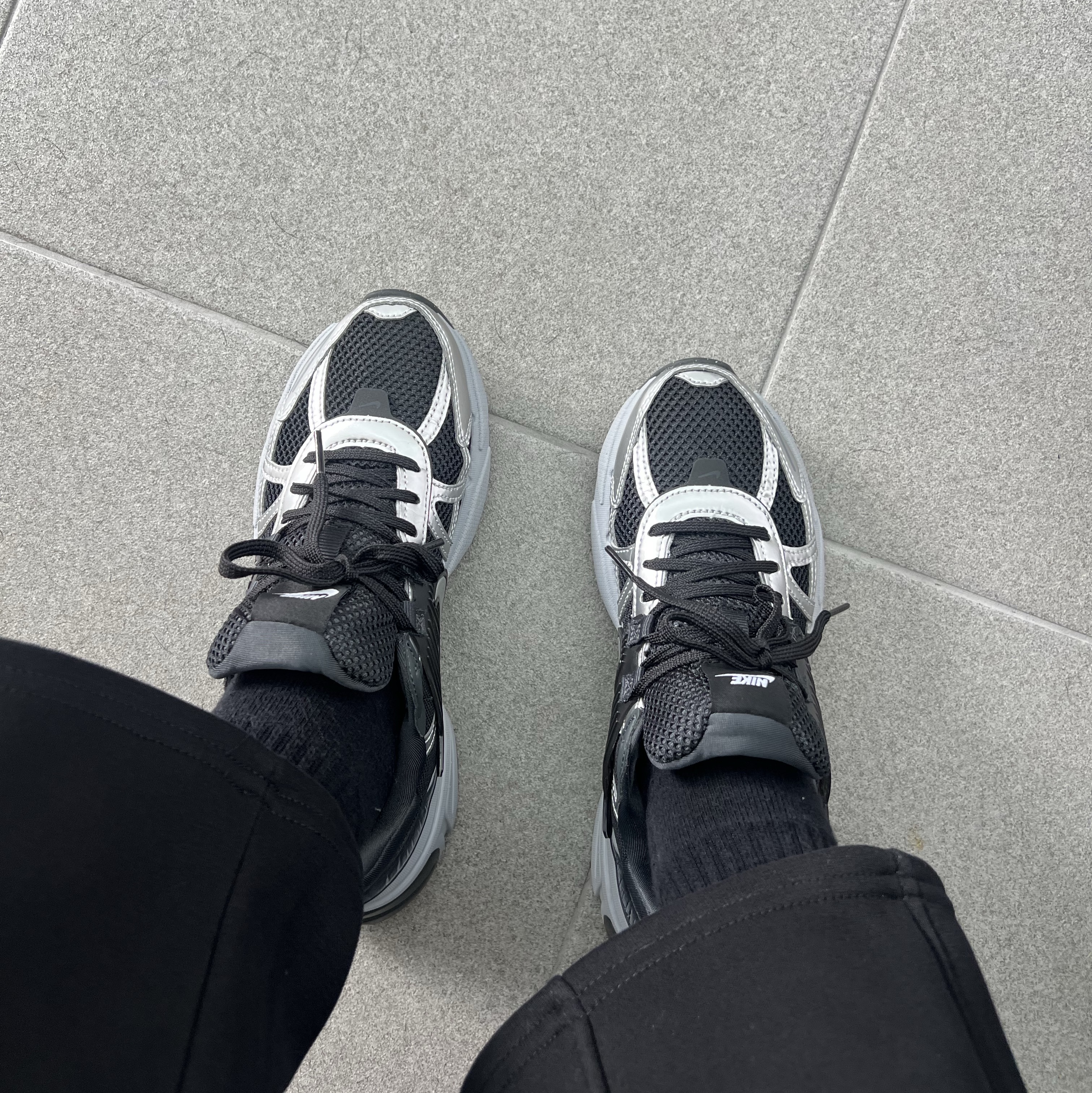 (W) Nike V2K Run Black Dark Smoke Grey 착용 스타일