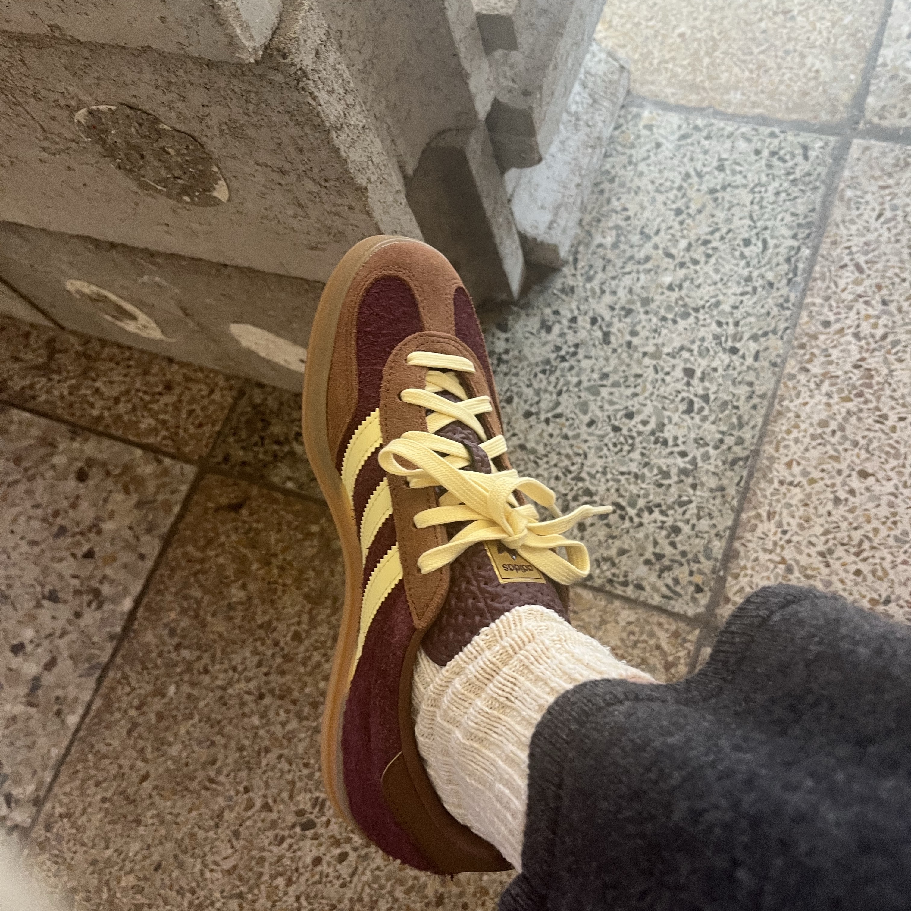 Adidas Gazelle Indoor Maroon Almost Yellow 착용 스타일