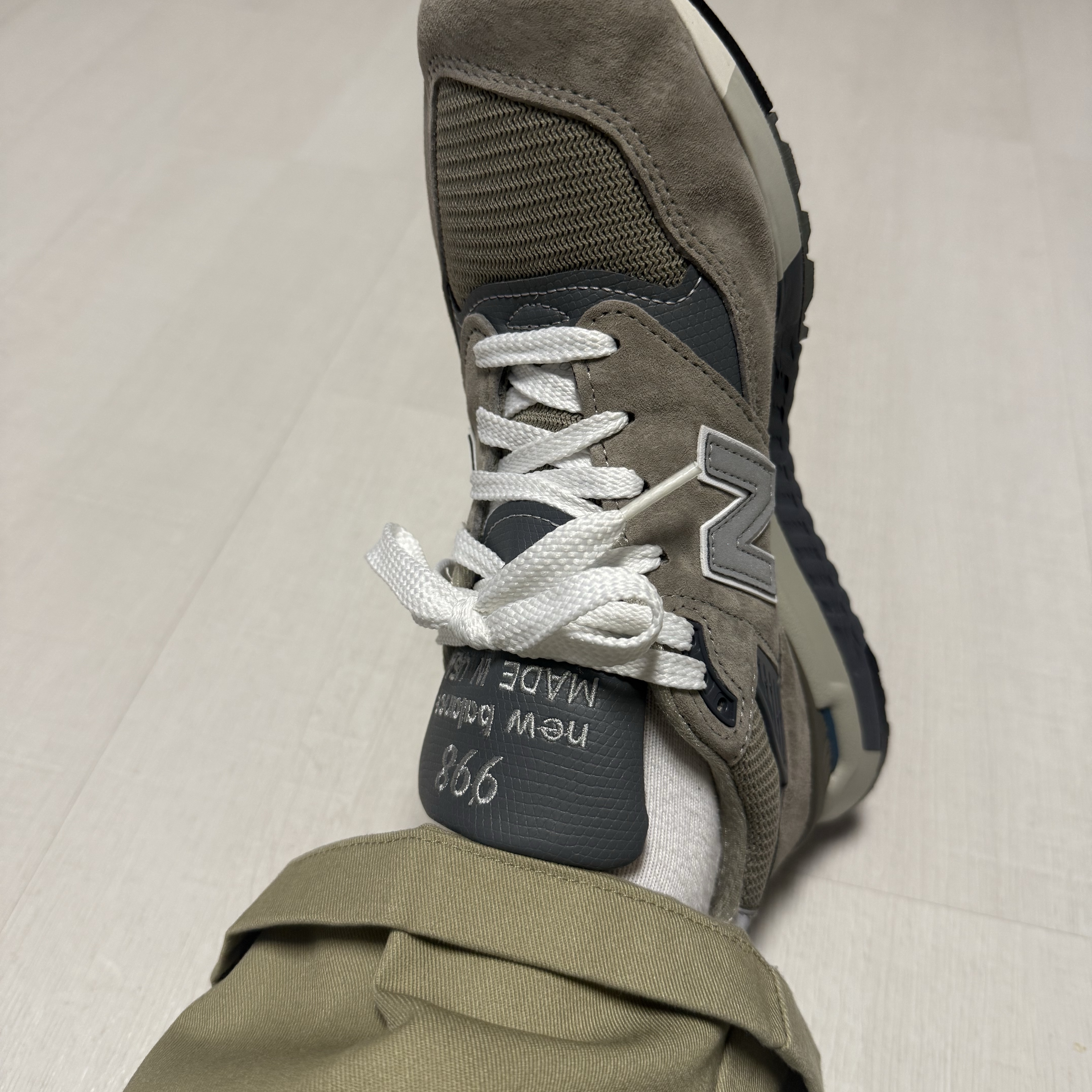 New Balance 998 Core Made in USA Grey Silver 착용 스타일 - 1
