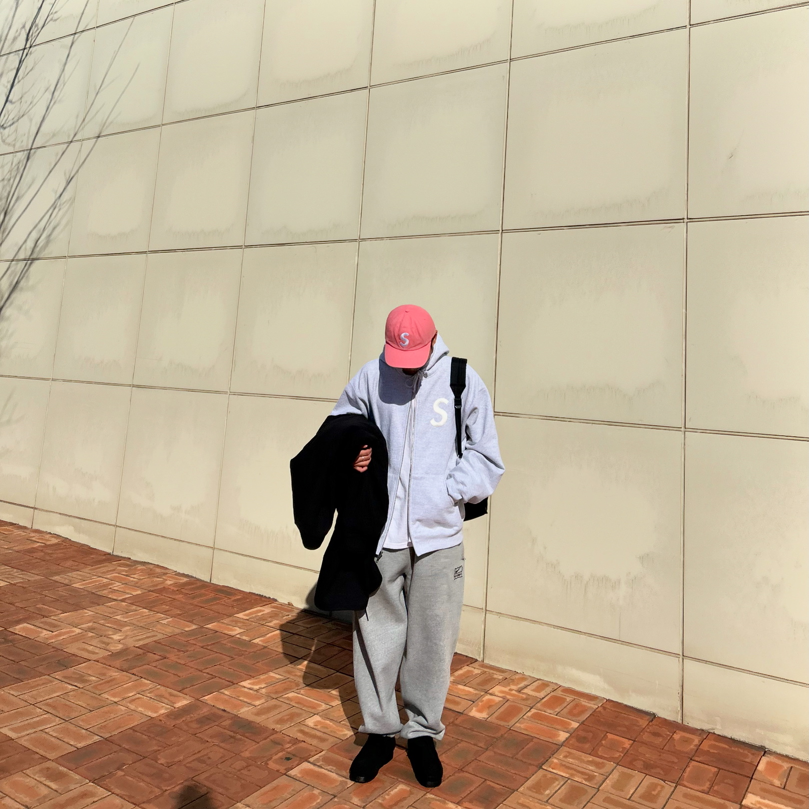 Supreme Pigment S Logo 6-Panel Bright Pink - 24FW, Clarks Wallabee Black Suede 착용 스타일