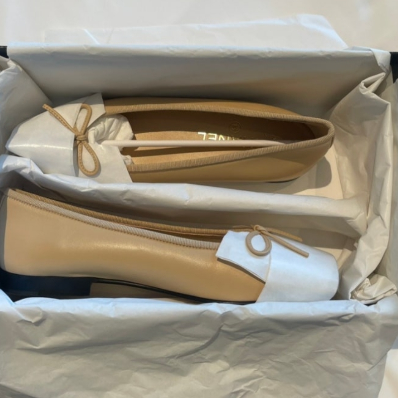 (W) Chanel Ballerina Flat Lambskin Grosgrain & Beige Black 착용 스타일 - 3