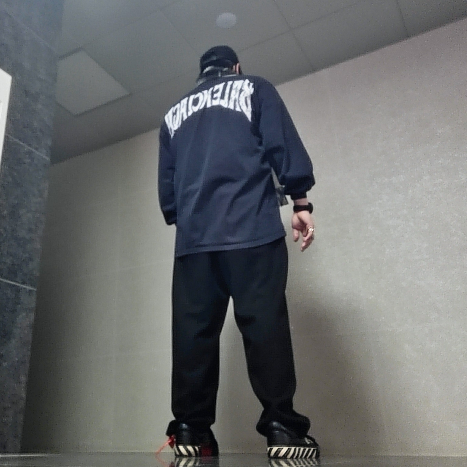 Supreme Washed Chino Twill Camp Cap Black, Off-White New Arrow Low Vulcanized Sneakers Black White - 20FW 착용 스타일 - 2