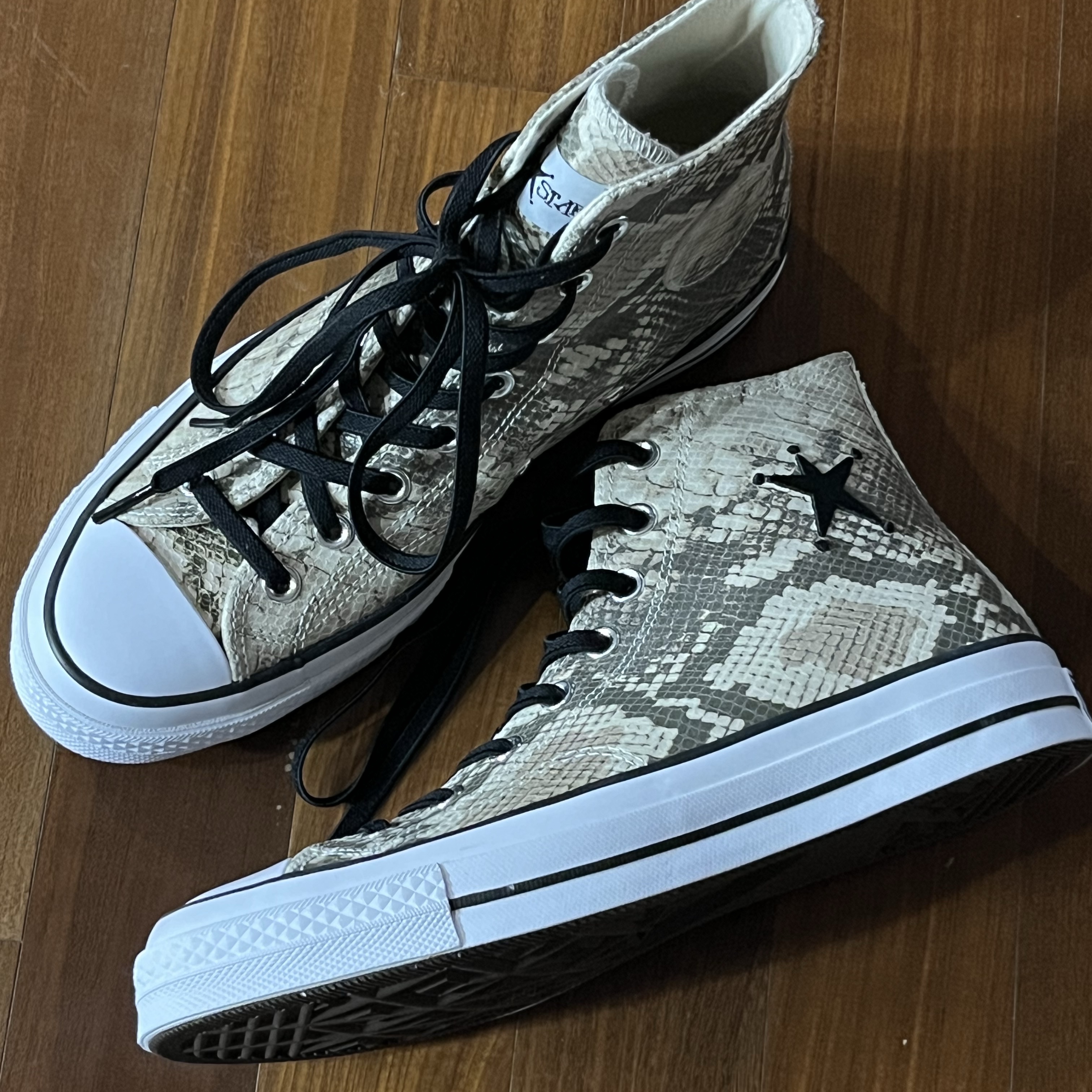 Converse x Stussy Chuck 70 High Leather Snakeskin 착용 스타일 - 2