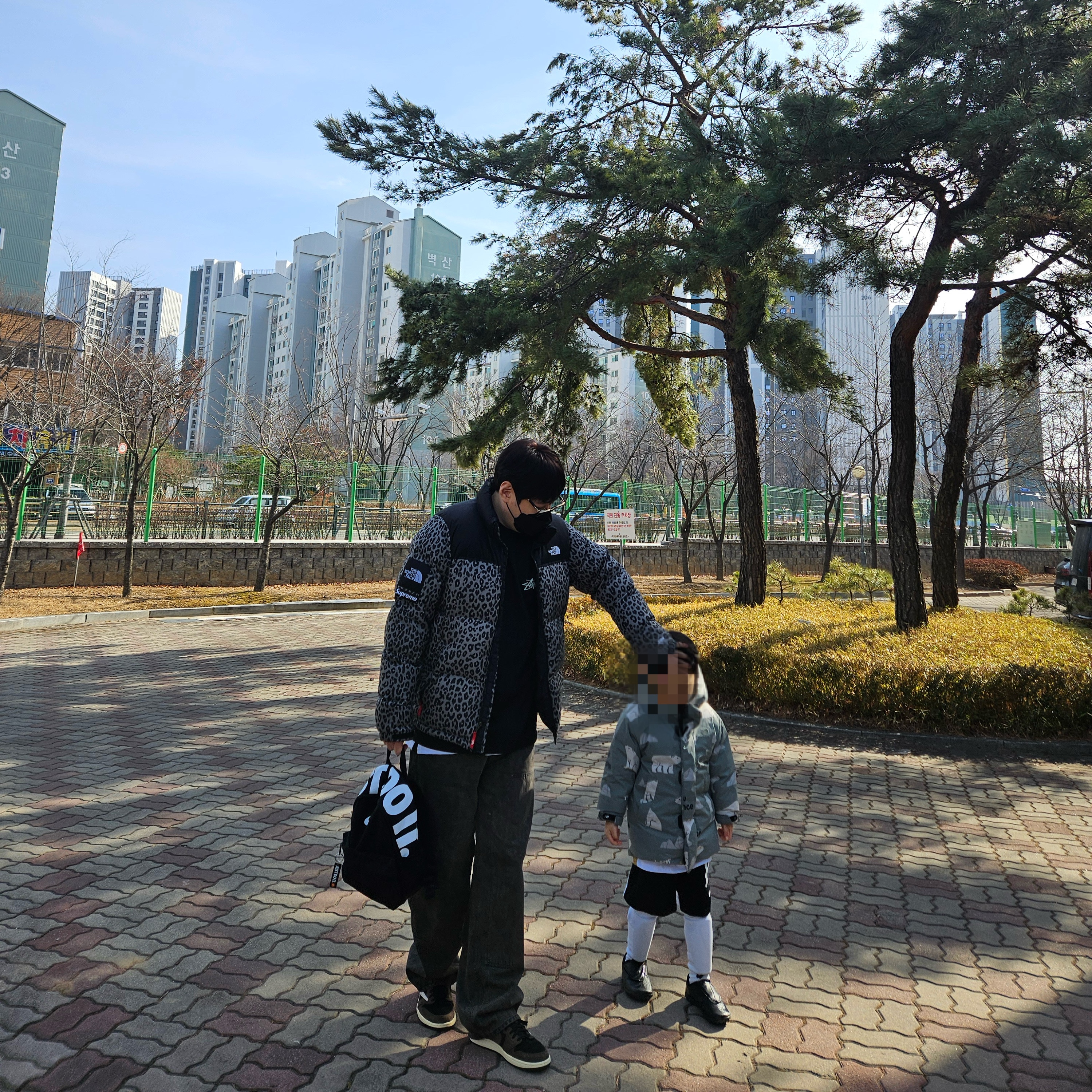 Jordan 1 x Travis Scott Retro Low OG SP Mocha, Supreme Double Knee Painter Pant Liberty - 24FW 착용 스타일 - 2