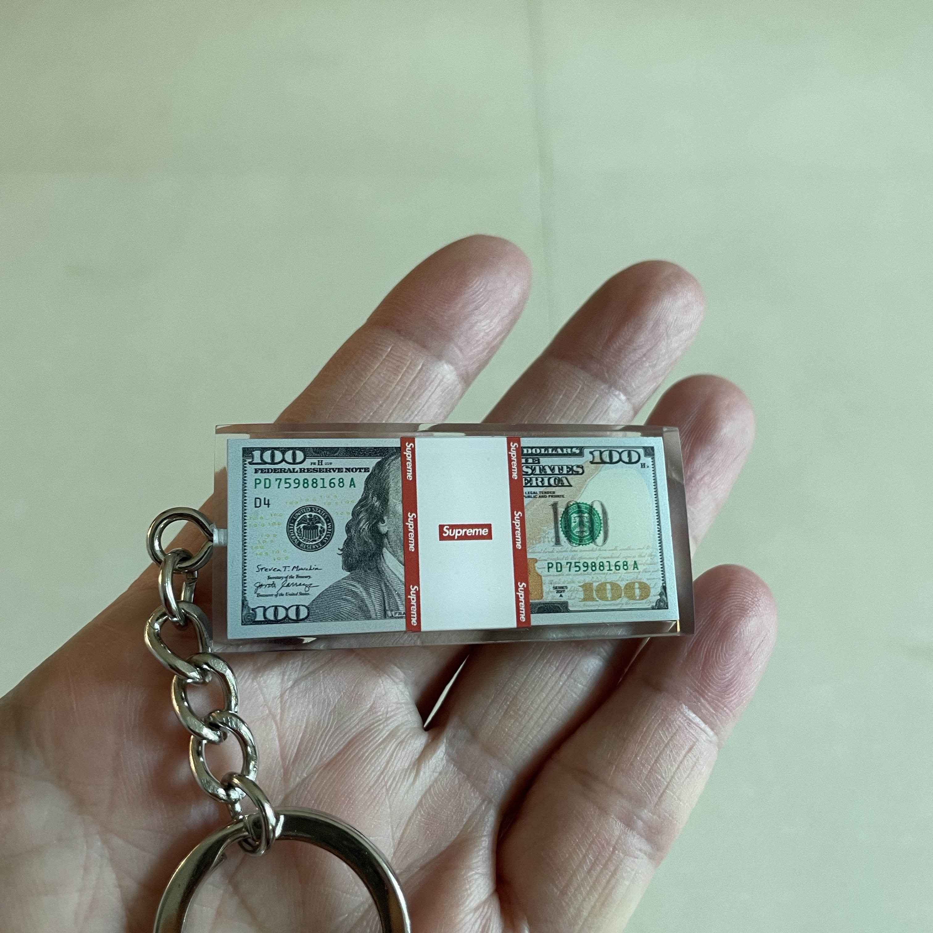Supreme Cash Paperweight Keychain Multicolor - 24FW 착용 스타일 - 1