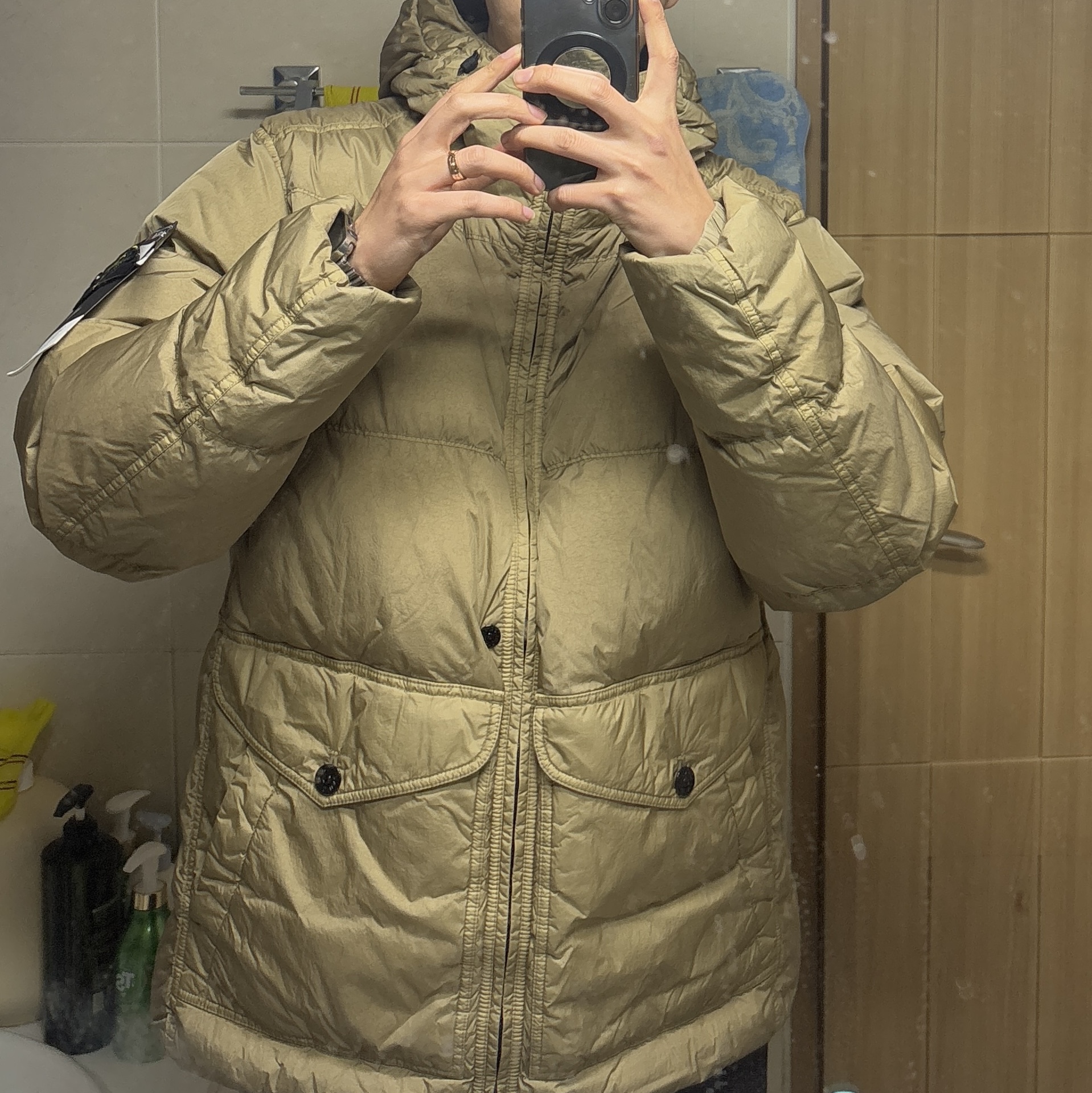 Stone Island 40723 Crinkle Reps Hooded Down Jacket Biscuit - 24FW 착용 스타일 - 1