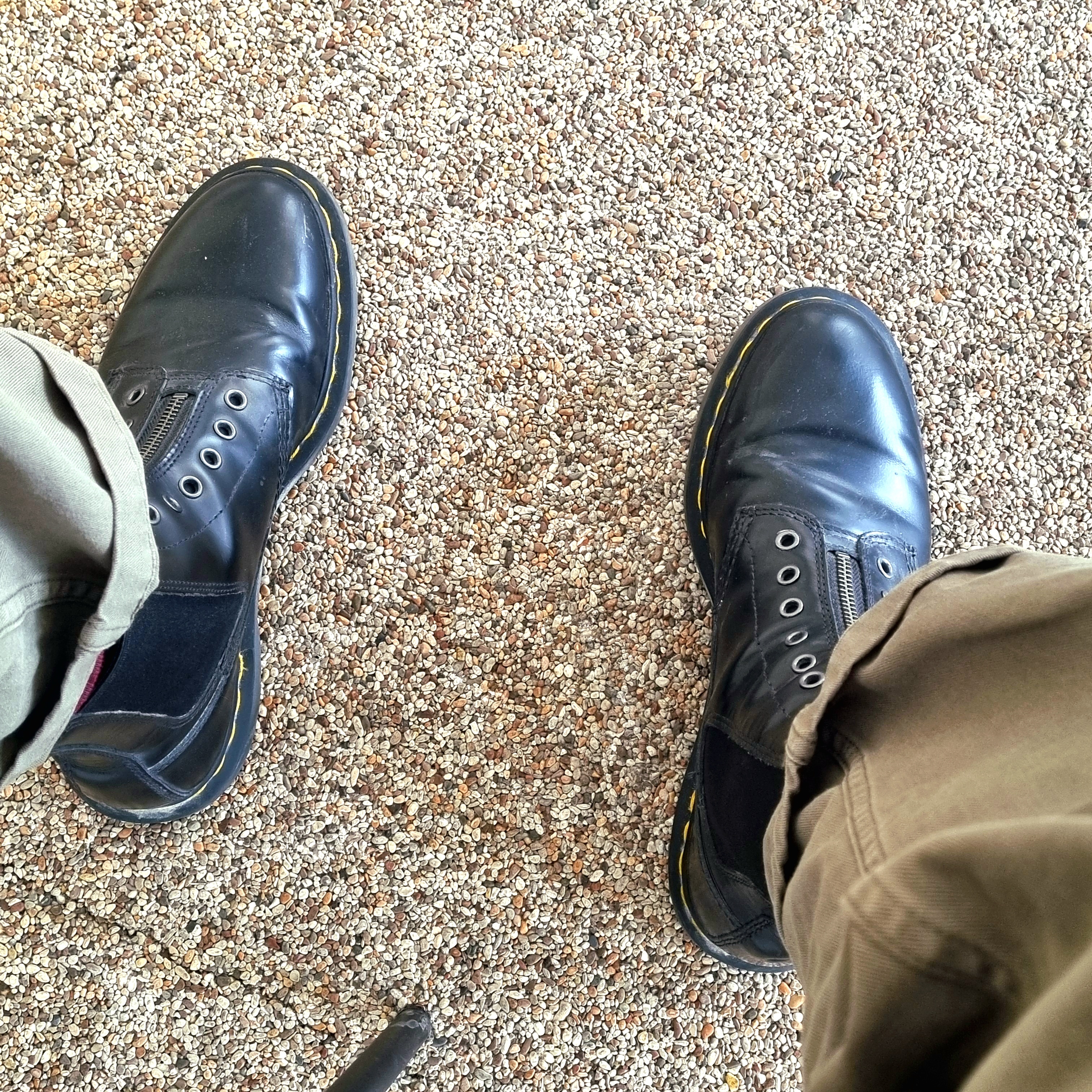(W) Dr. Martens 1460 Gusset Black 착용 스타일 - 2