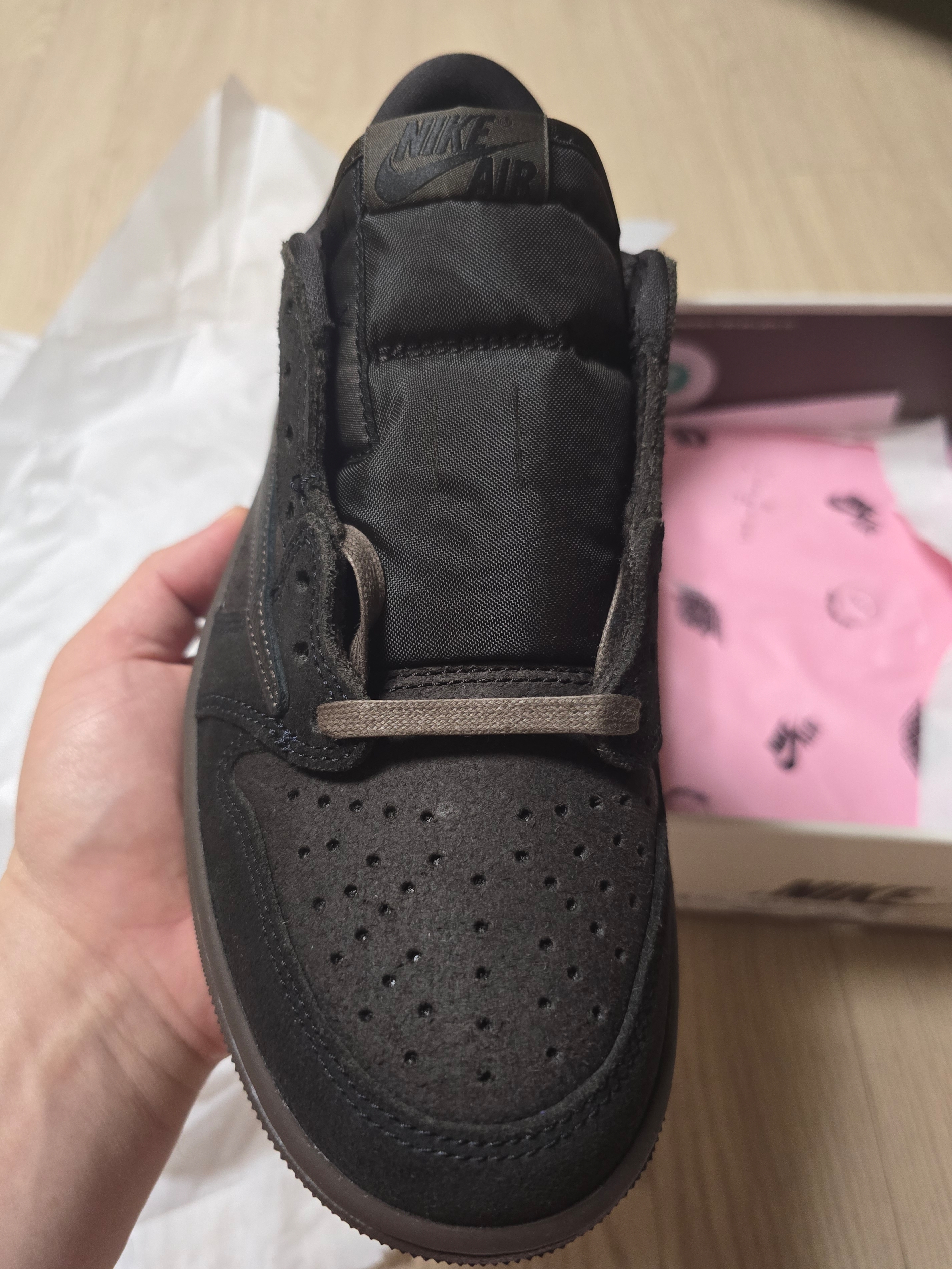 Jordan 1 x Travis Scott Retro Low OG SP Velvet Brown and Dark Mocha 착용 스타일 - 2