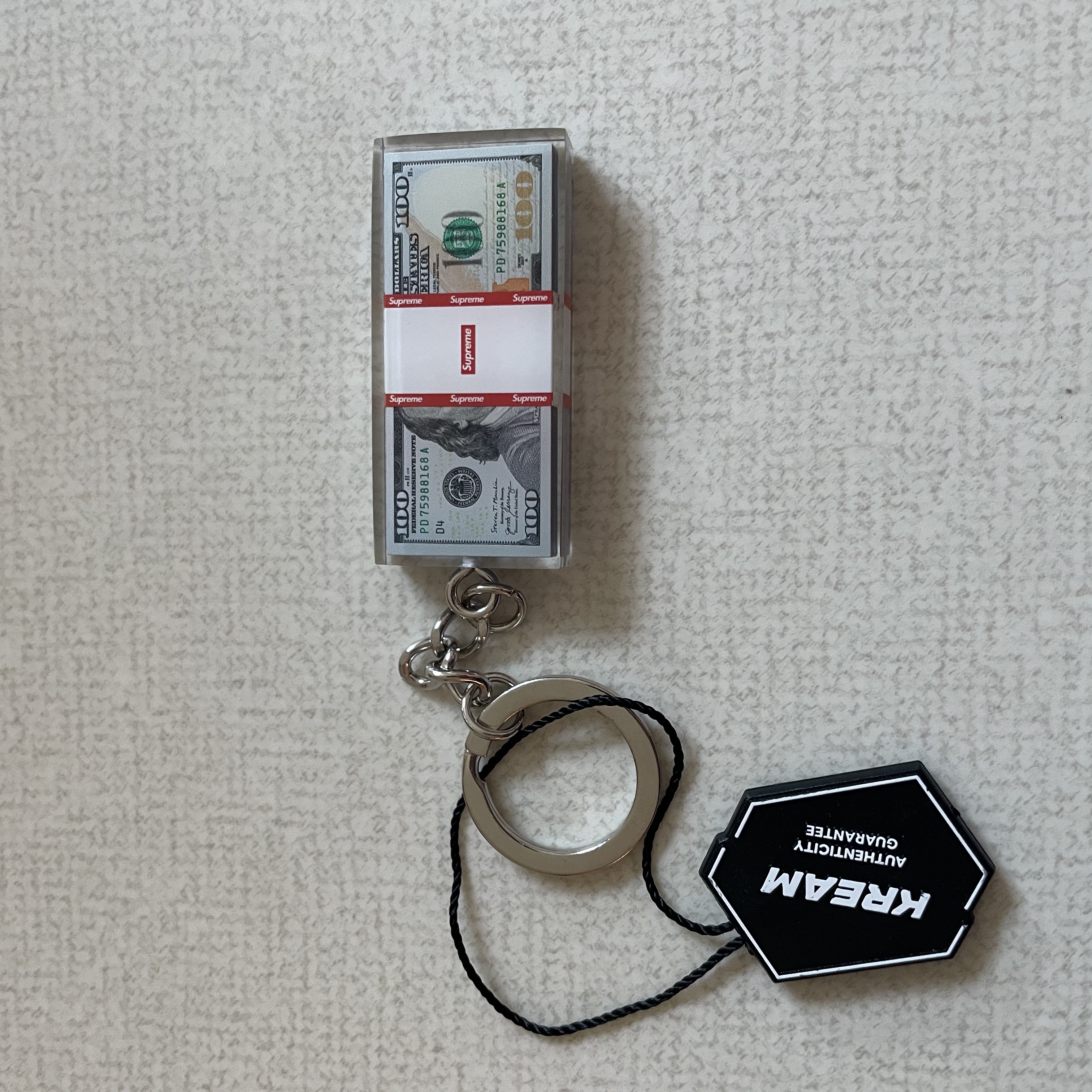 Supreme Cash Paperweight Keychain Multicolor - 24FW 착용 스타일 - 2