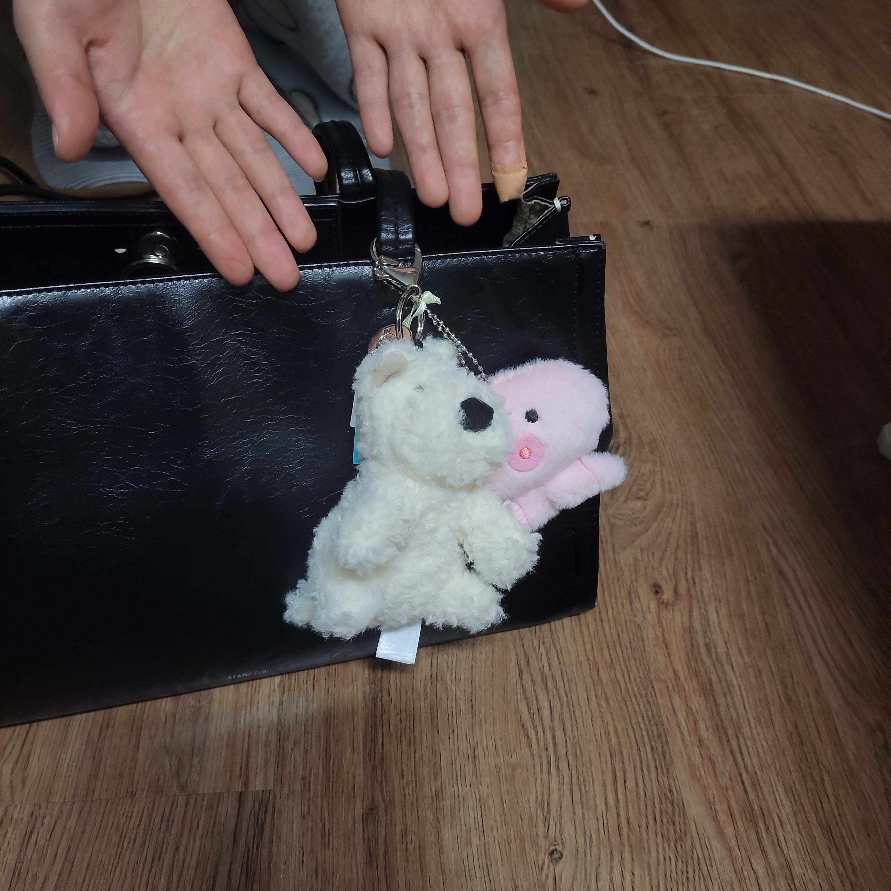 Jellycat Munro Scottie Dog Bag Charm Cream 착용 스타일