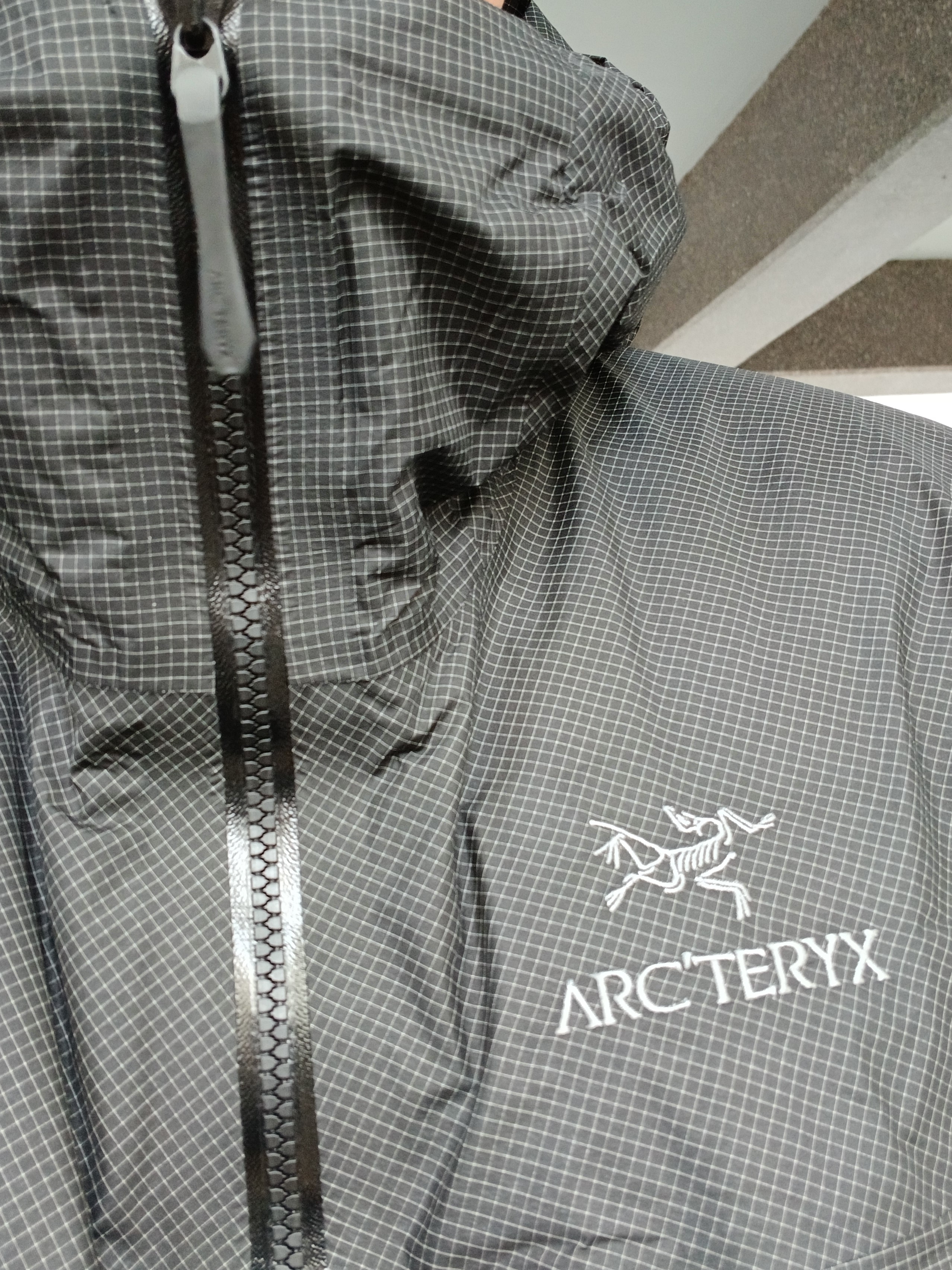 Arc'teryx Alpha Lightweight Parka Black, Arc'teryx Gamma AR Pants Graphite 착용 스타일 - 3