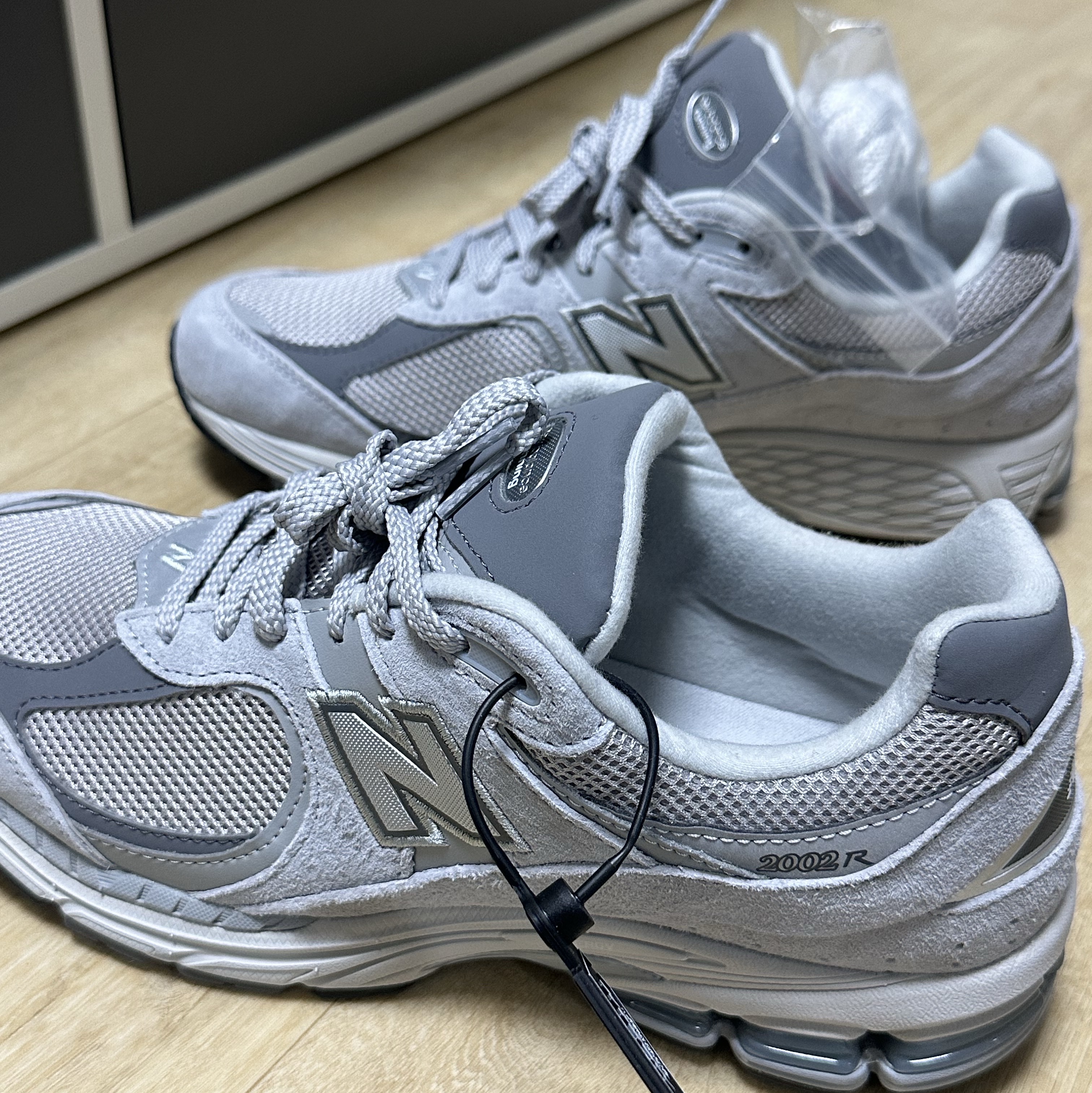 New Balance 2002R T2 Gray 착용 스타일 - 2