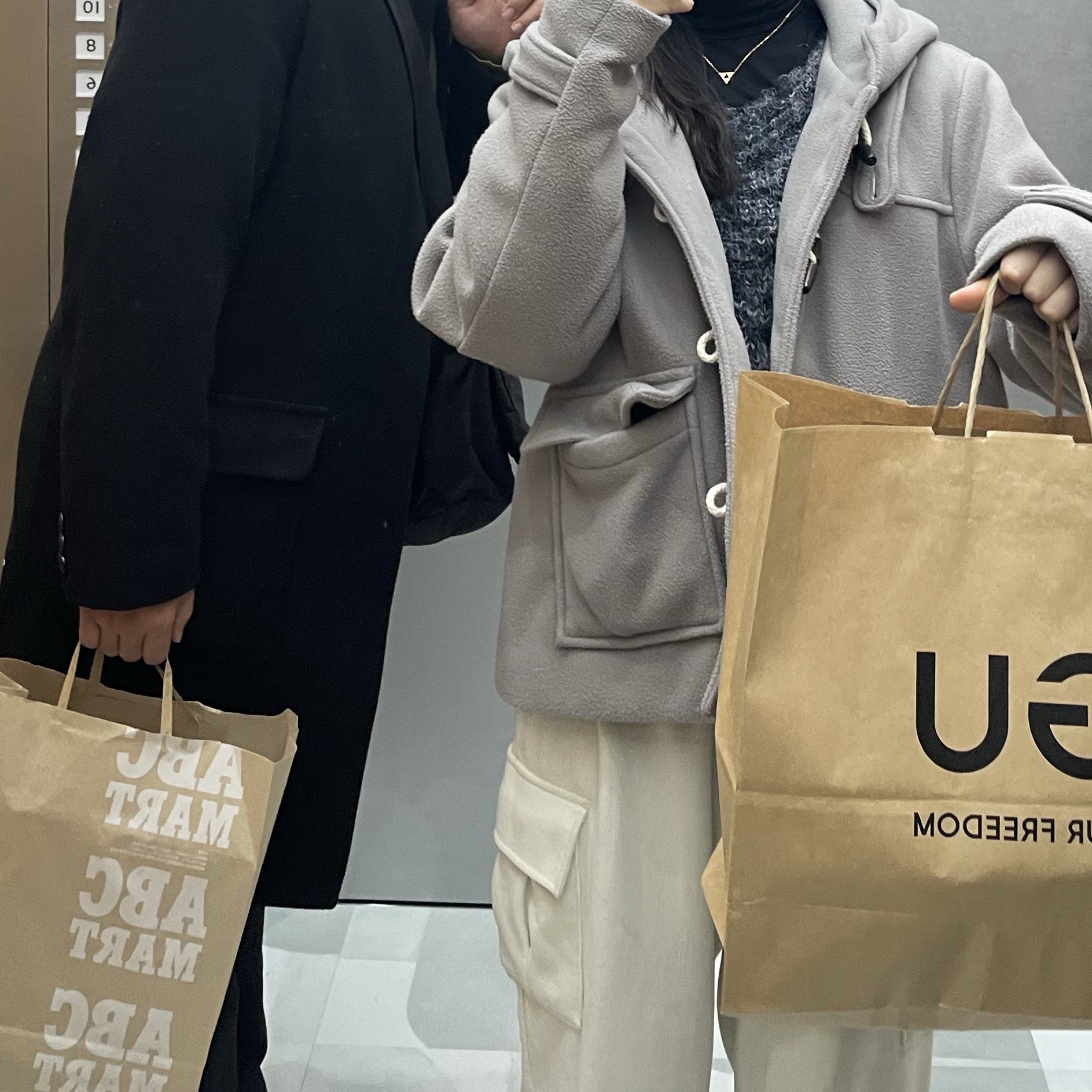 Uniqlo C Souffle Yarn Chunky Stole Gray, Asics Gel-Nimbus 10.1 Black Midnight 착용 스타일 - 5