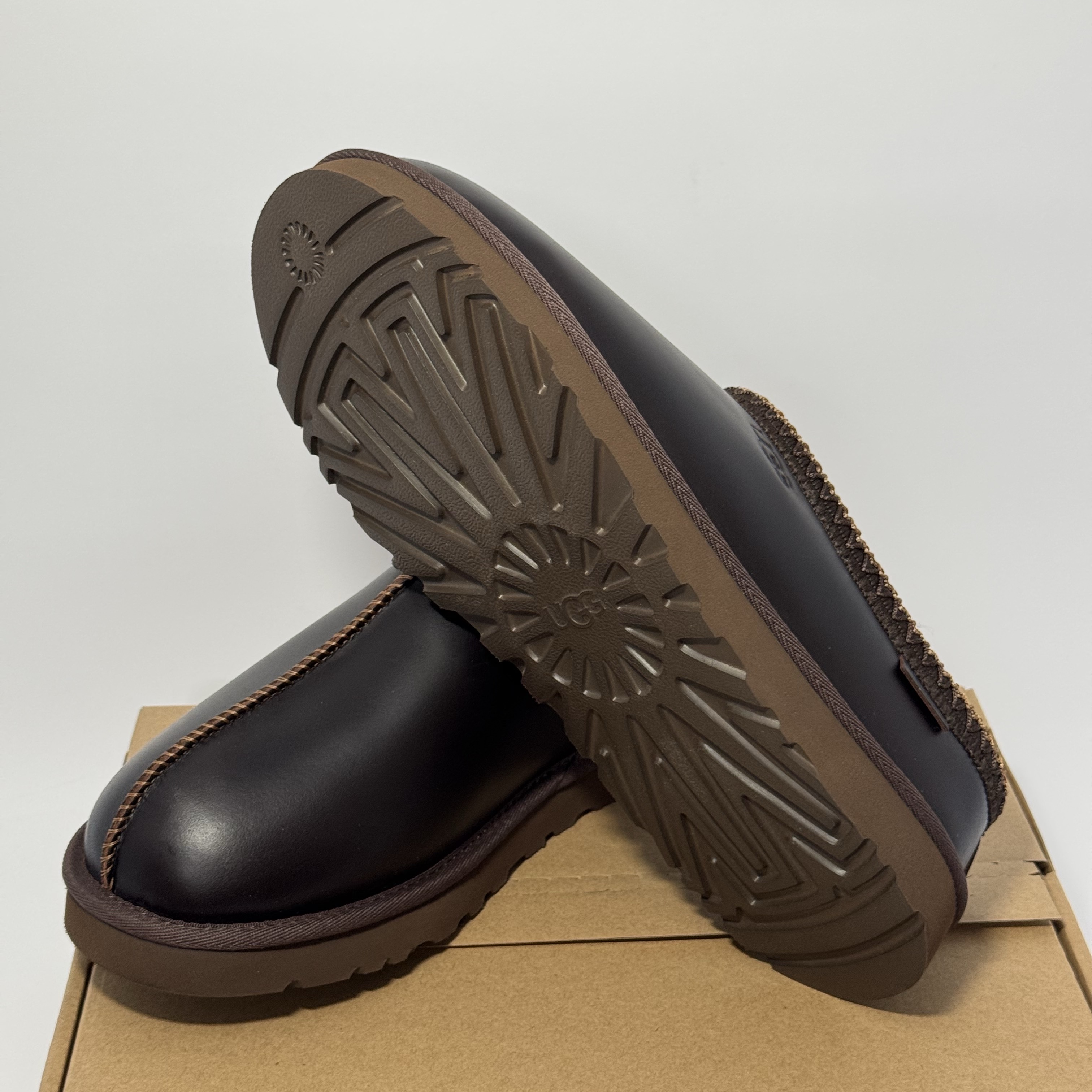 UGG Tasman Leather Regenerate Ironwood 착용 스타일 - 3