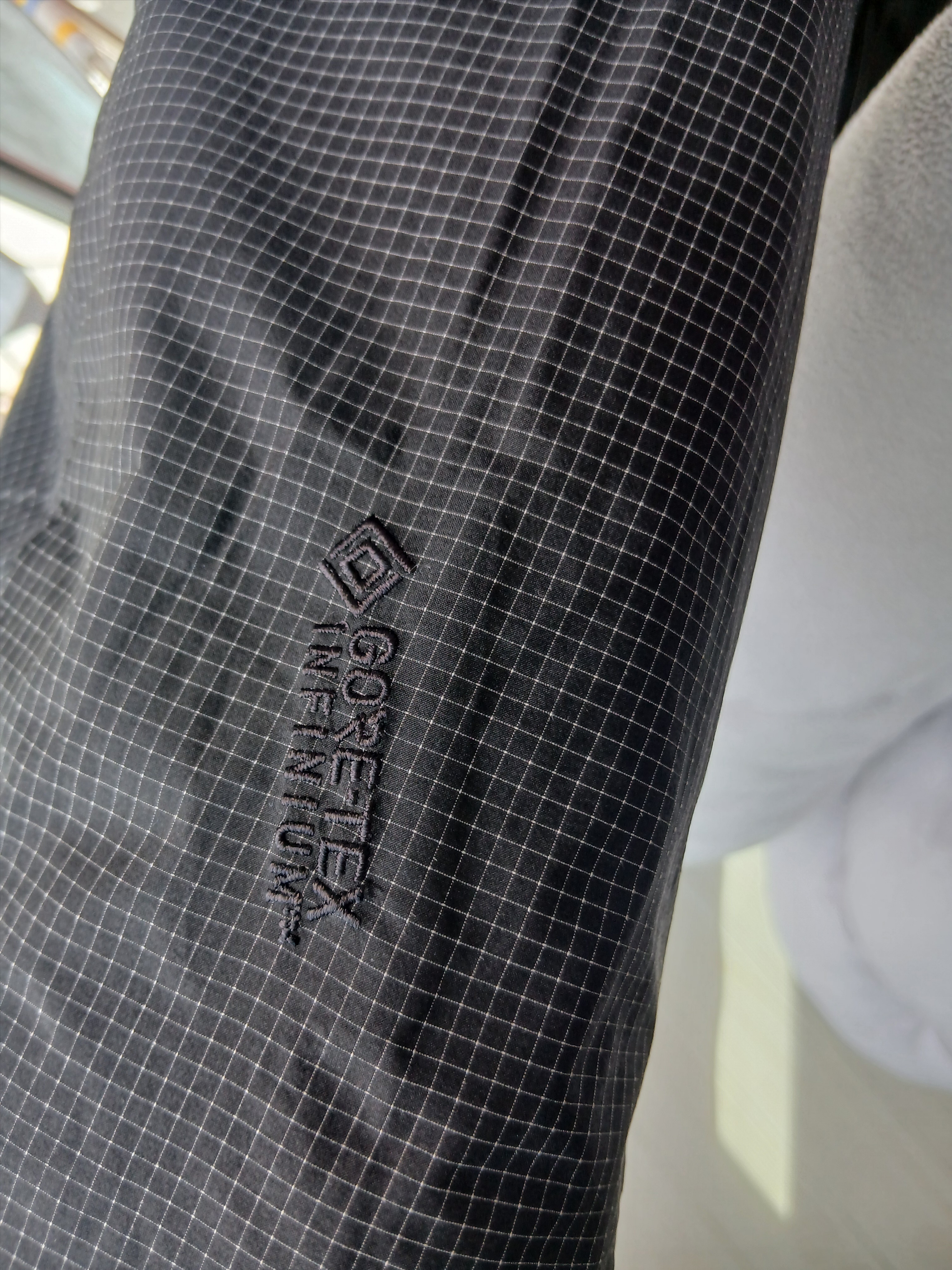 Arc'teryx Alpha Lightweight Parka Black, Arc'teryx Gamma AR Pants Graphite 착용 스타일 - 2