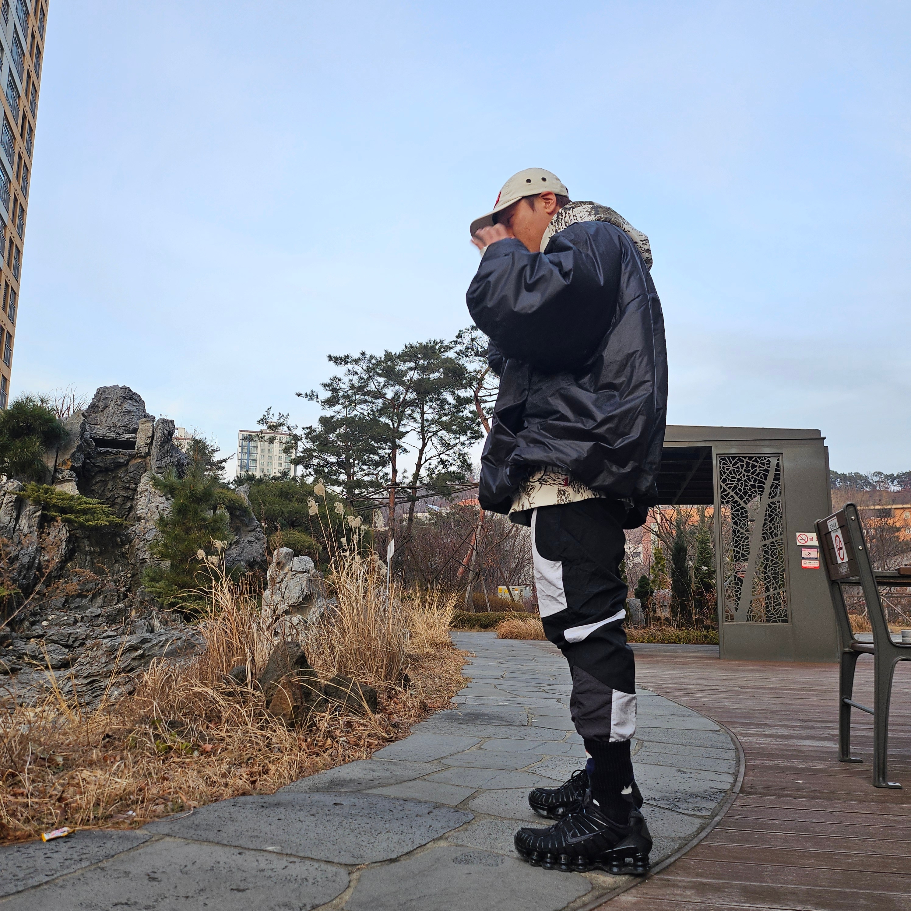 Supreme Military Camp Cap Stone - 22SS, Yeezy Gap Engineered By Balenciaga Mock Neck Pullover Puffer Black 착용 스타일 - 2