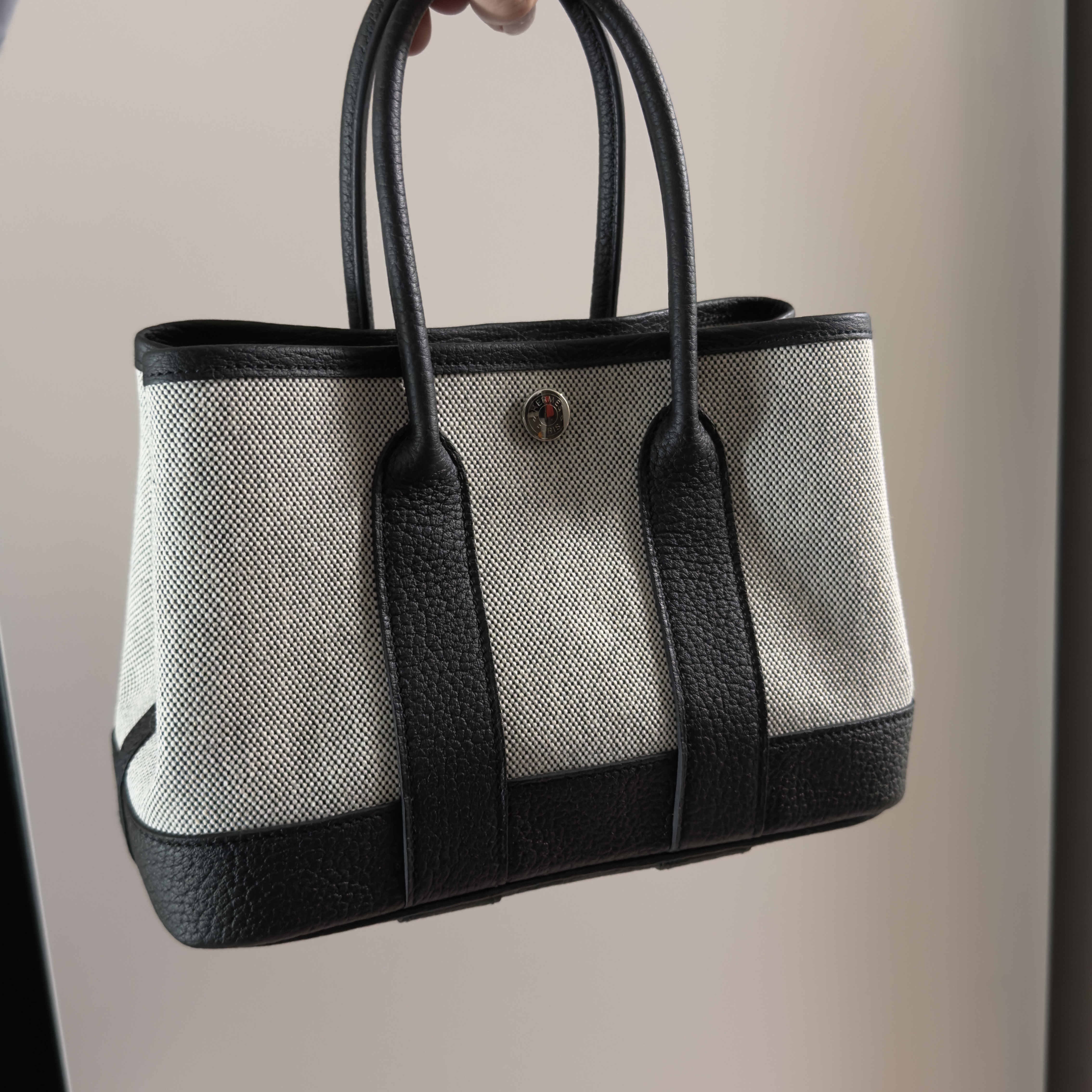 Hermes Neo Garden Party 23 Bag Viking Canvas Negonda & Palladium Ecru Noir Noir 착용 스타일