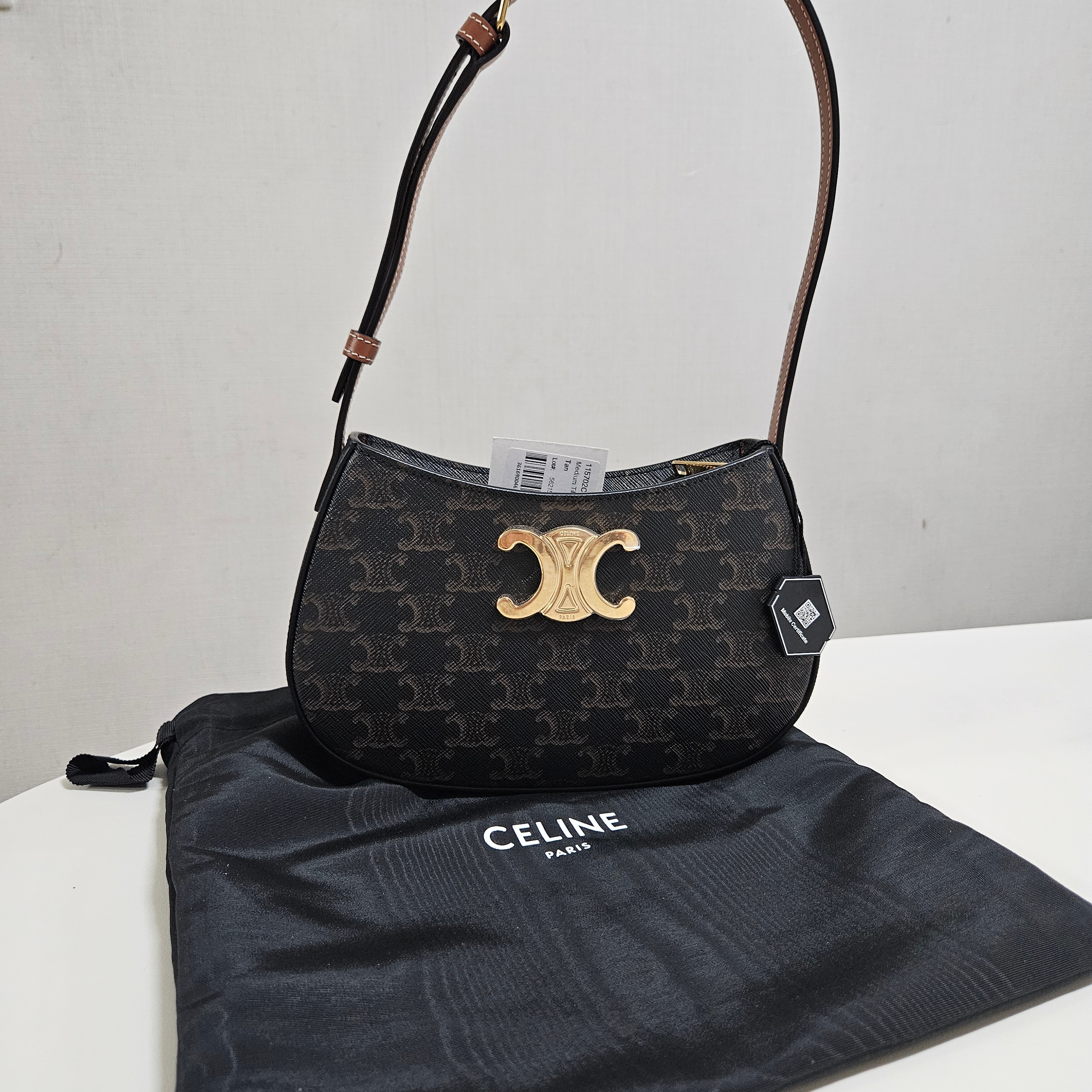 Celine Medium Tilly Bag in Triomphe Canvas Calfskin Tan 착용 스타일