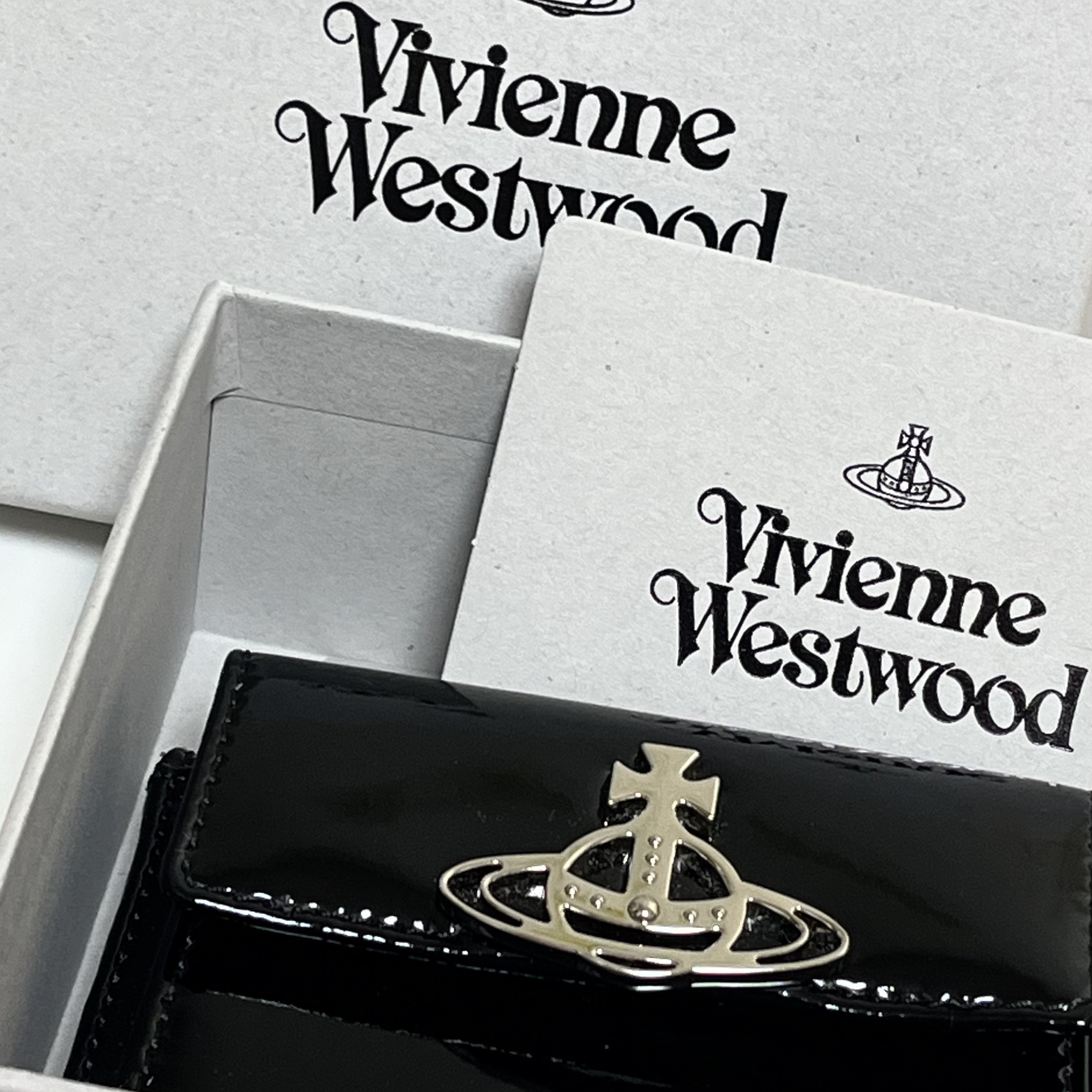 Vivienne Westwood Shiny Patent Bi-Fold Wallet Black 착용 스타일