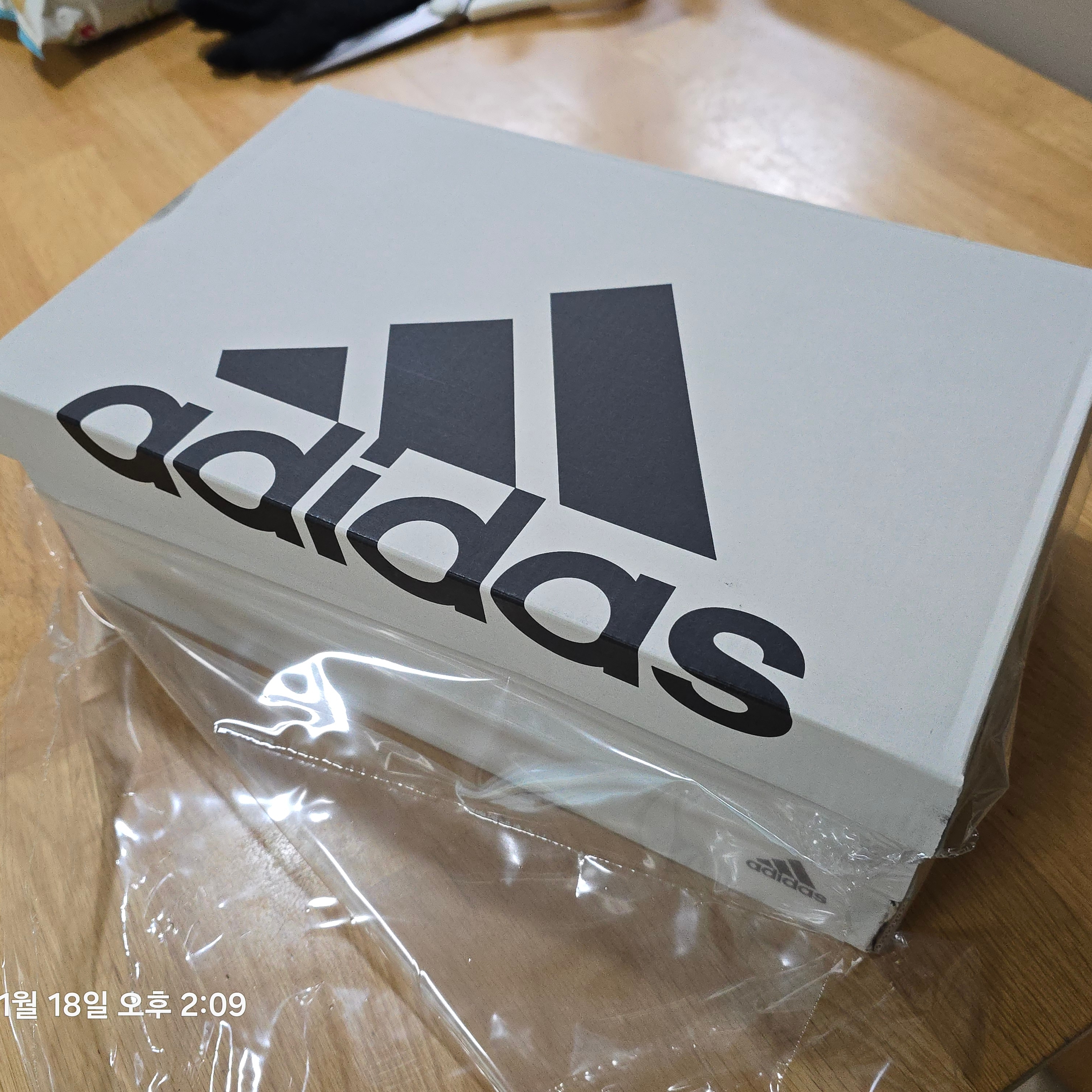 Adidas VL Court 2.0 Cream Brown 착용 스타일 - 1