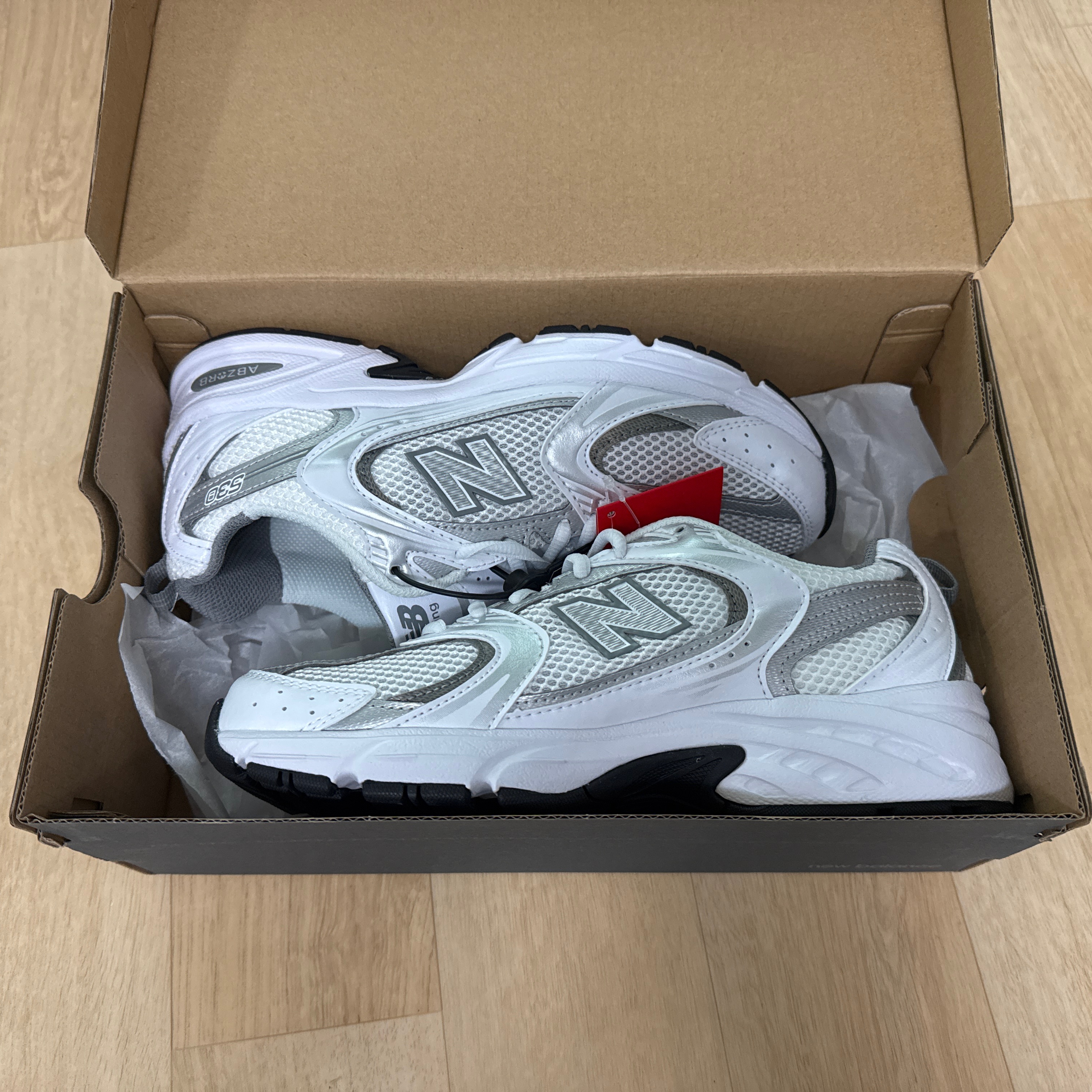 New Balance 530 White Silver 착용 스타일 - 1