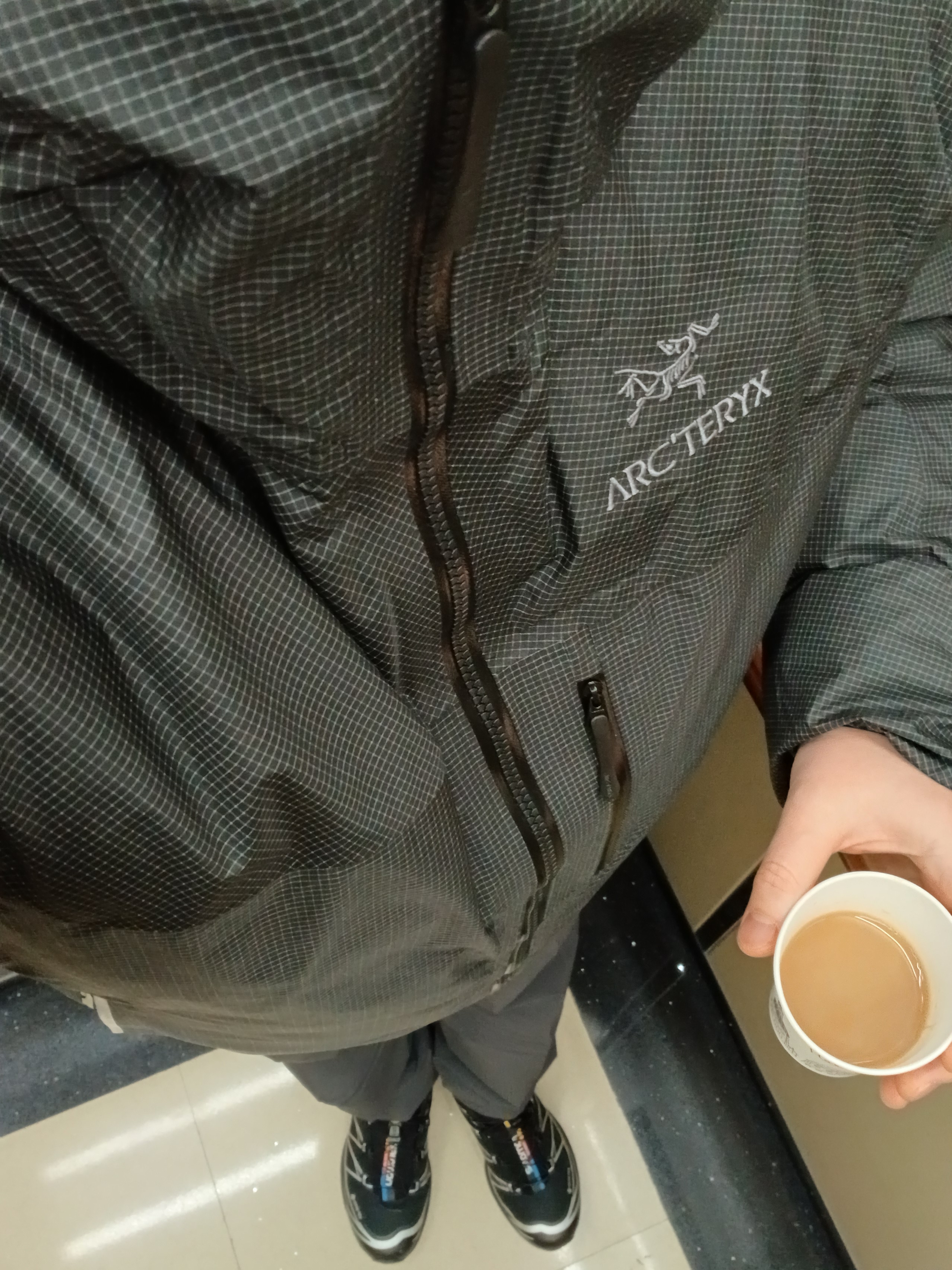Arc'teryx Alpha Lightweight Parka Black, Arc'teryx Alpha Lightweight Parka Black 착용 스타일 - 6