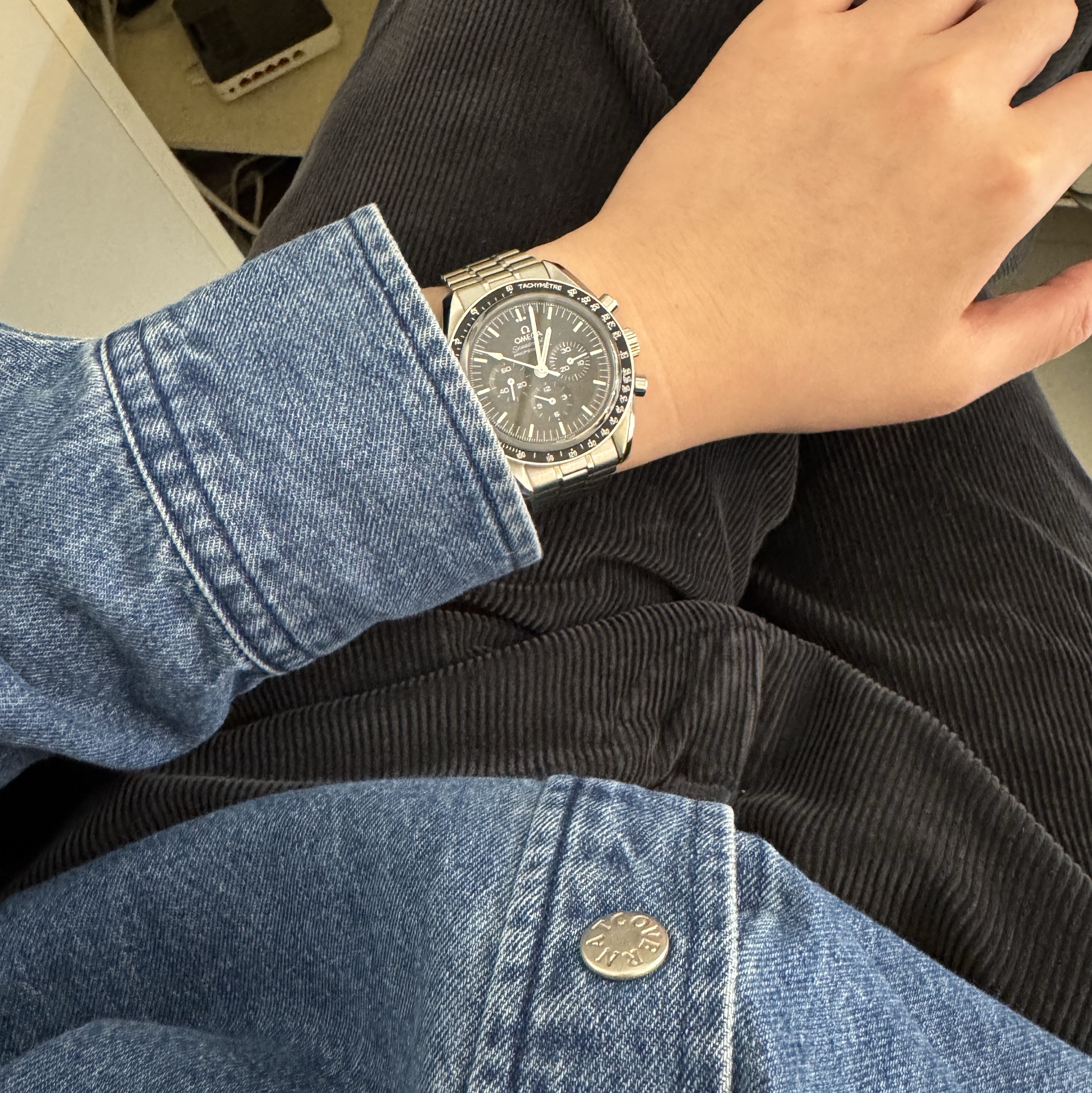 Omega Speedmaster Moonwatch Professional Co Axial Master Chronometer Chronograph Steel Black (Transparent Caseback Ver.) 착용 스타일