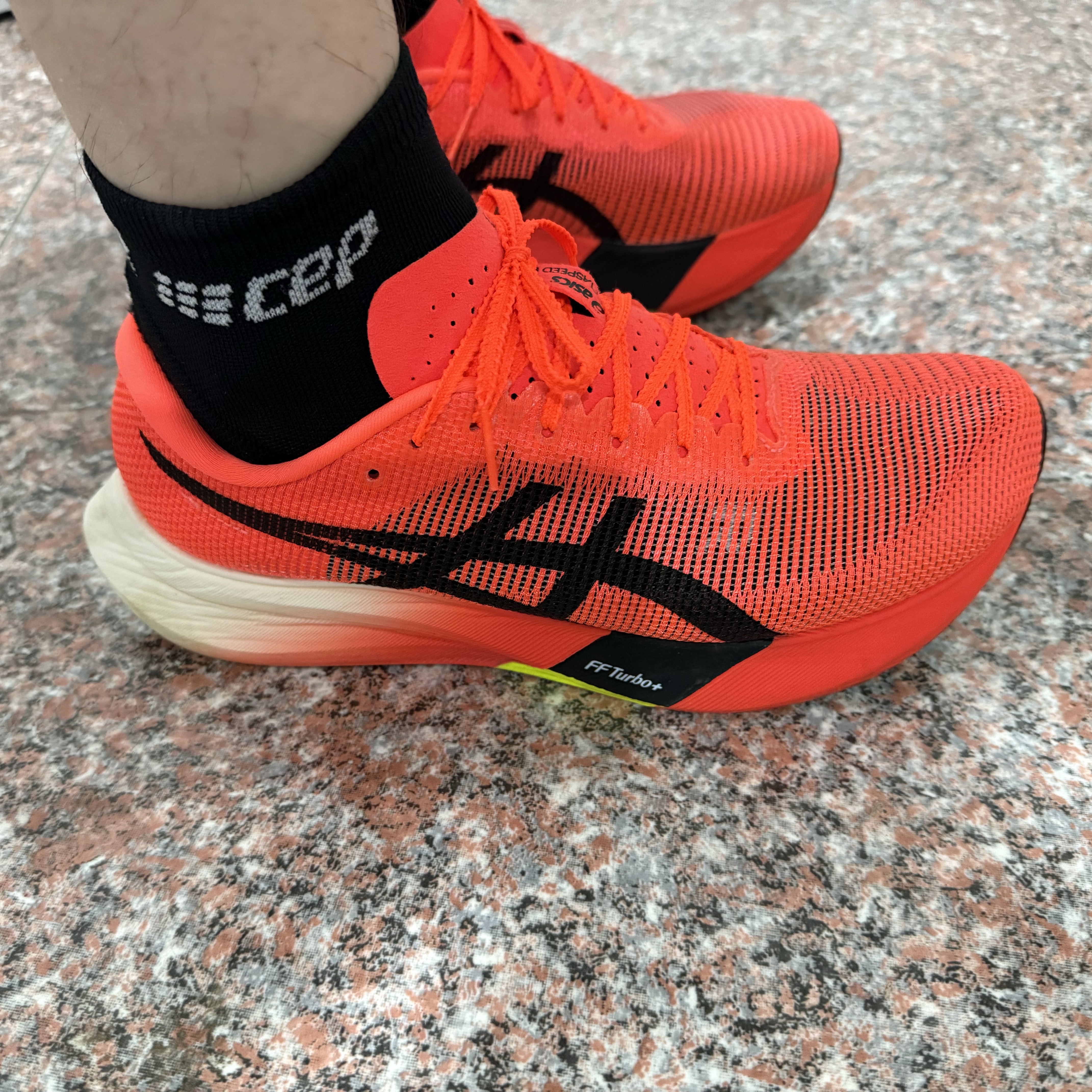 Asics Metaspeed Edge Paris Sunrise Red Black, Adidas Adizero Adios Pro 3 Solar Yellow Core Black 착용 스타일 - 1