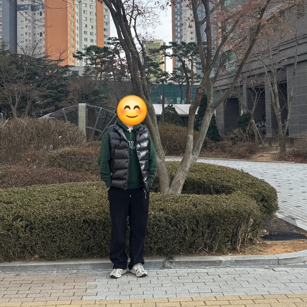 Moncler Tibb Down Vest Black - 24FW, New Balance 2002R Grey 착용 스타일