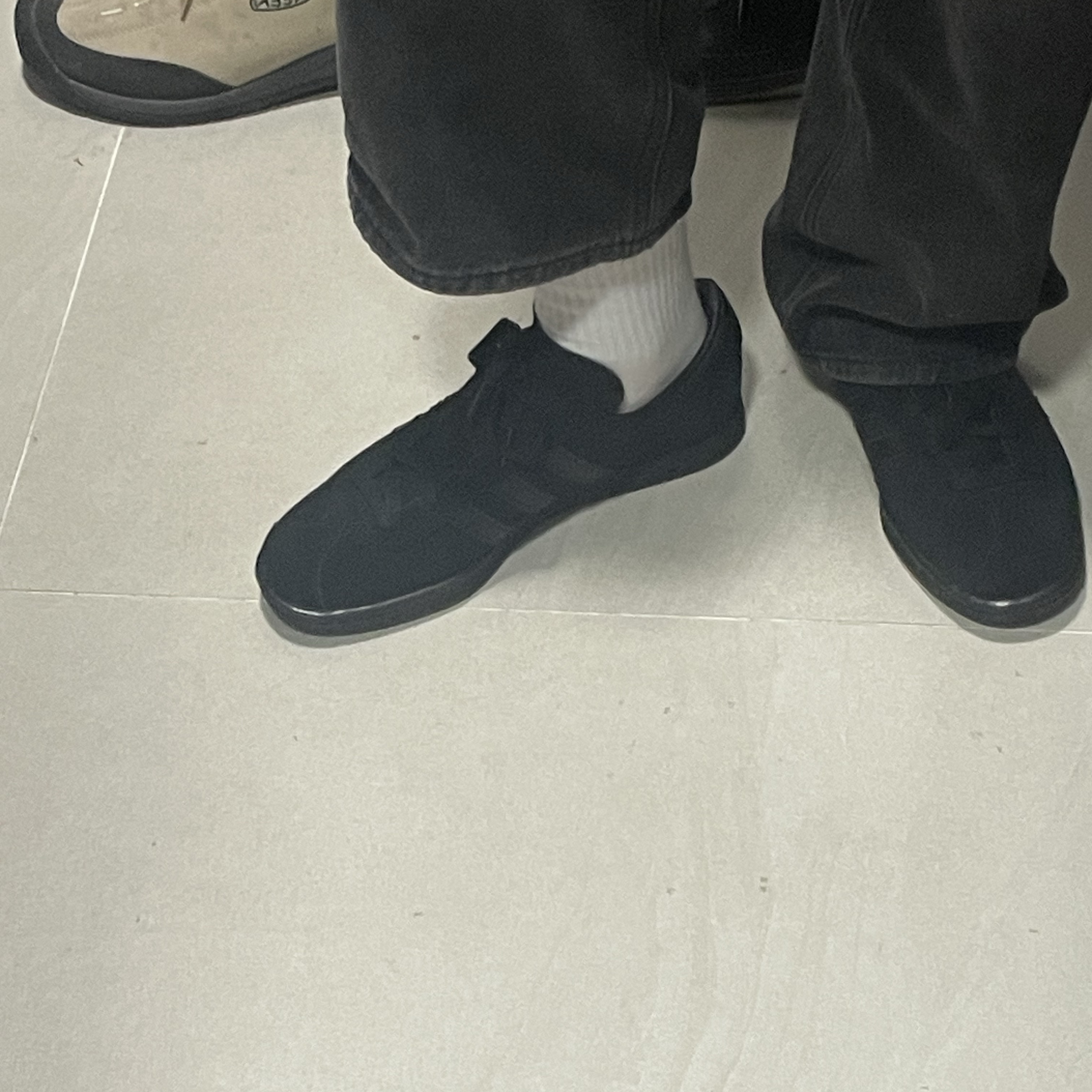 Adidas Stadt Core Black Carbon 착용 스타일 - 1