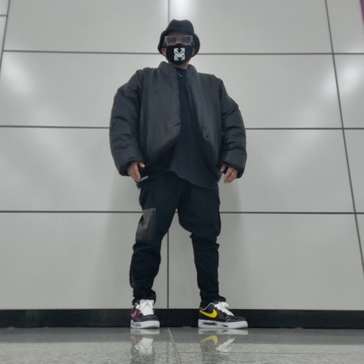 Yeezy Gap Round Jacket Black 착용 스타일