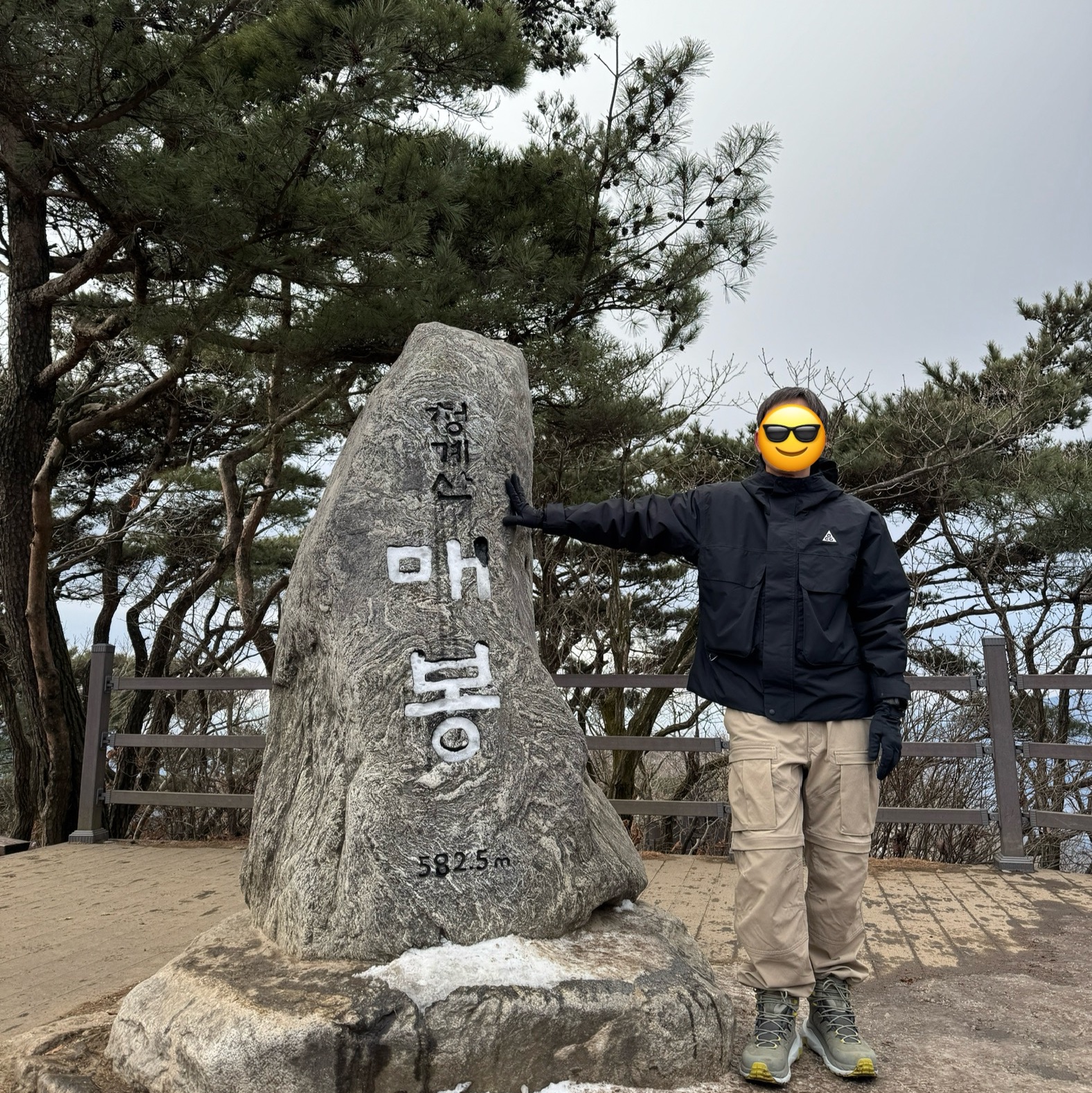 Nike ACG Smith Summit Cargo Pants Khaki Iron Ore - Asia, Nike ACG Primaloft Skull Peak Storm-Fit Jacket Black Anthracite - Asia 착용 스타일